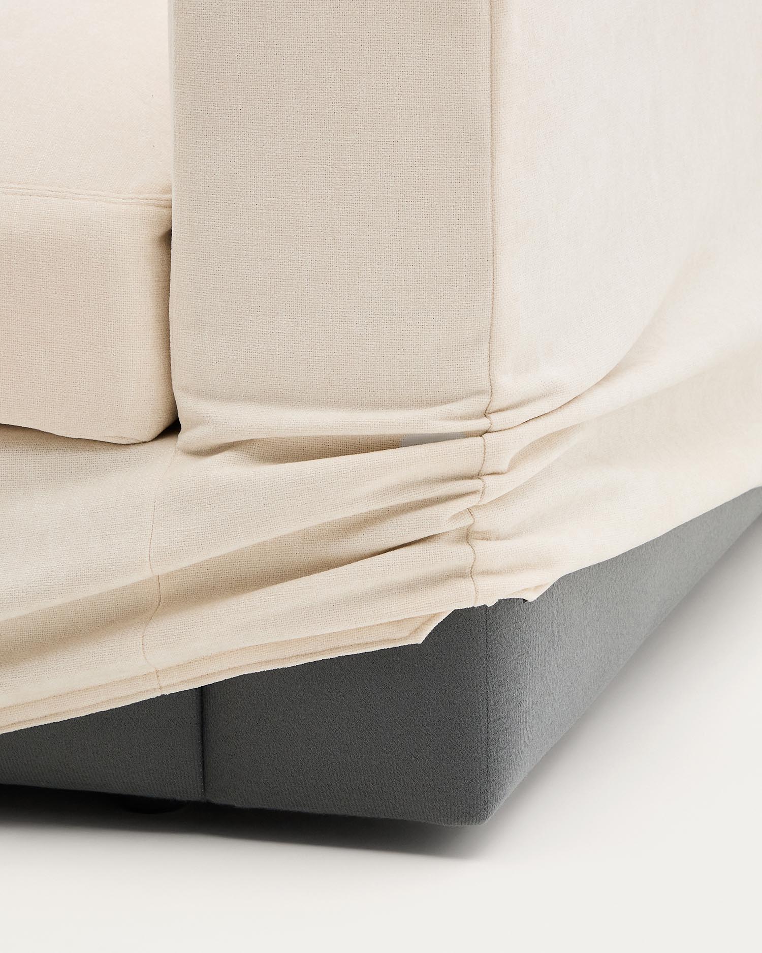 Stylisches modulares Sofa Alea für 5 Personen, ausgestattet mit einem abnehmbaren Chenille-Bezug und einer komfortablen Chaiselongue links.