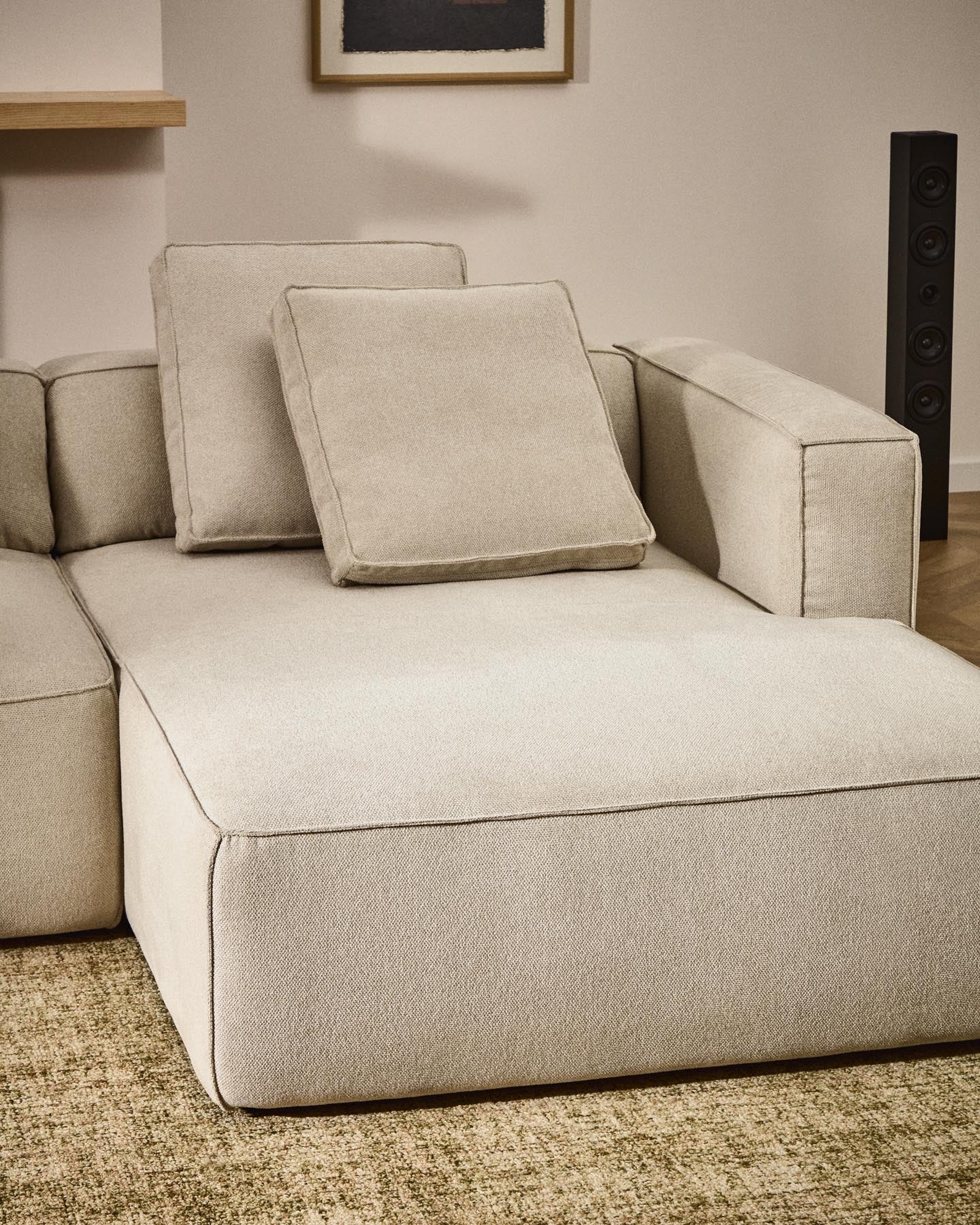 Elegantes 3-Sitzer Bettsofa Marela in beiger Chenille mit rechter Chaiselongue, perfekt für entspannte Stunden und stilvolle Wohnräume.