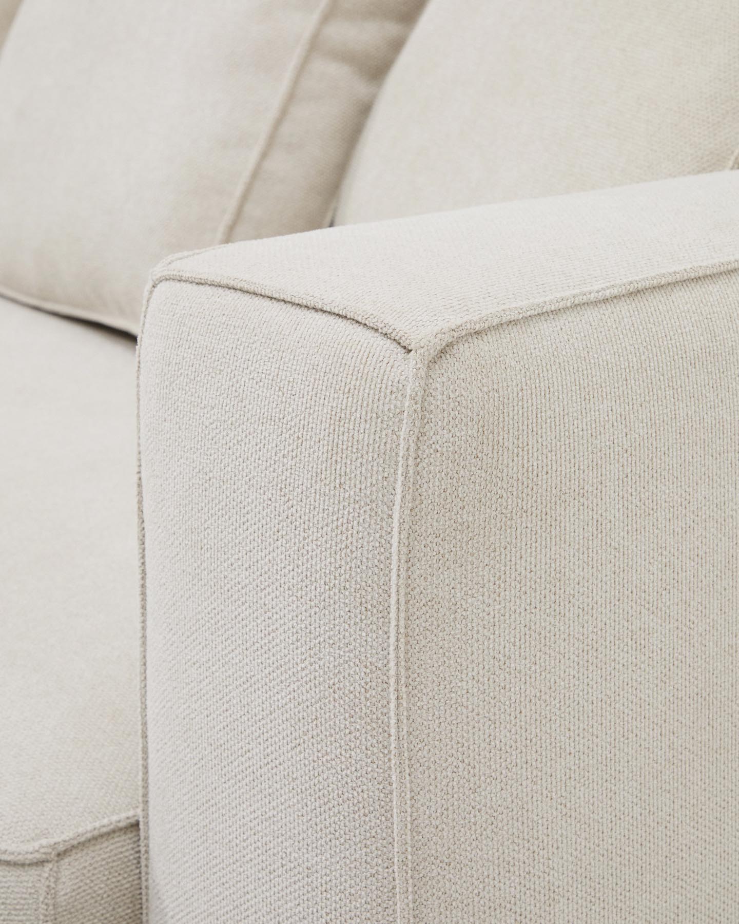 Beiges 3-Sitzer Bettsofa Marela mit linksseitiger Chaiselongue aus Chenille, ideal für stilvolle Wohnräume und gemütliche Abende.