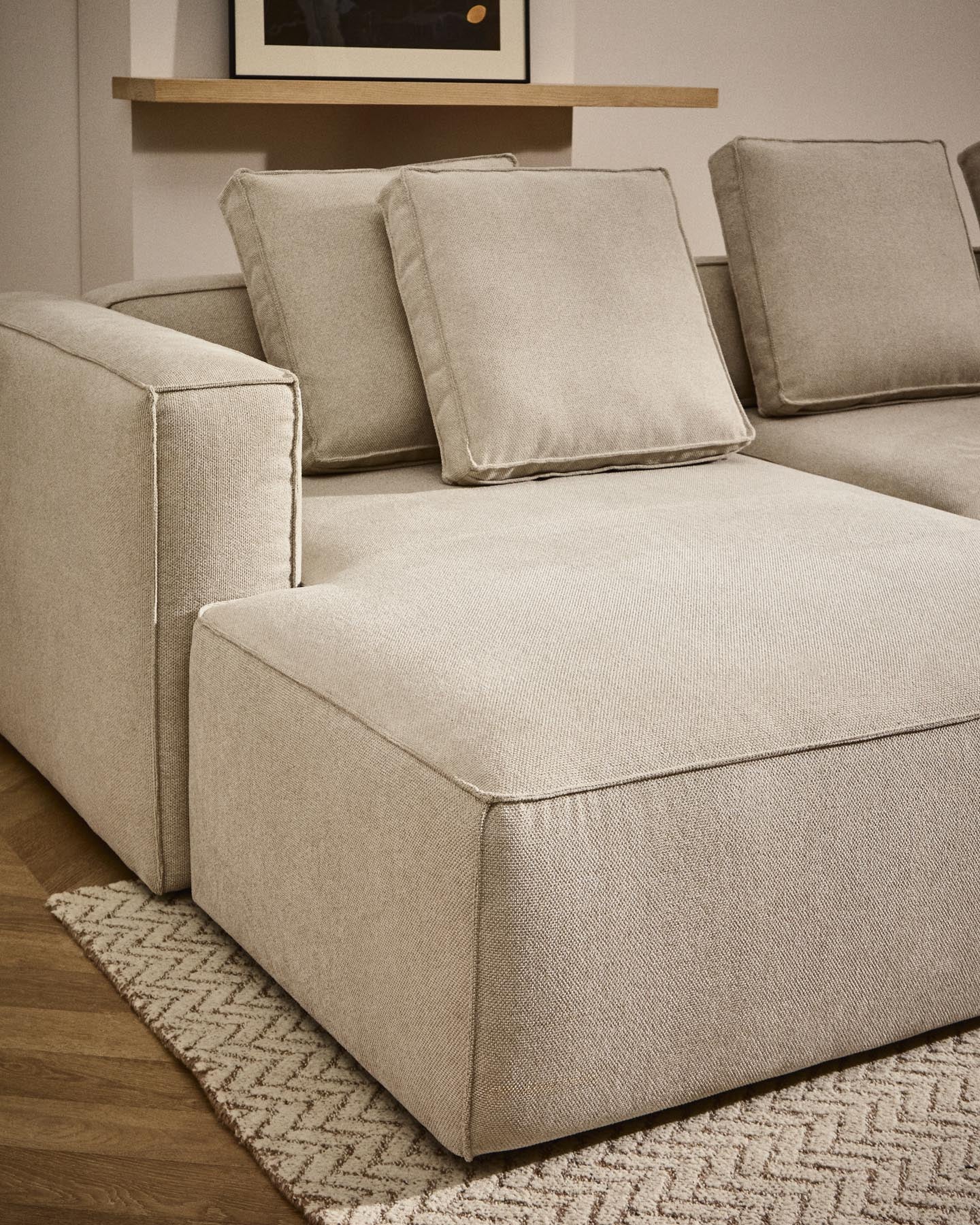 Elegantes 3-Sitzer Bettsofa Marela in beigem Chenille mit linksseitiger Chaiselongue, perfekt für entspannte Stunden im Wohnzimmer.