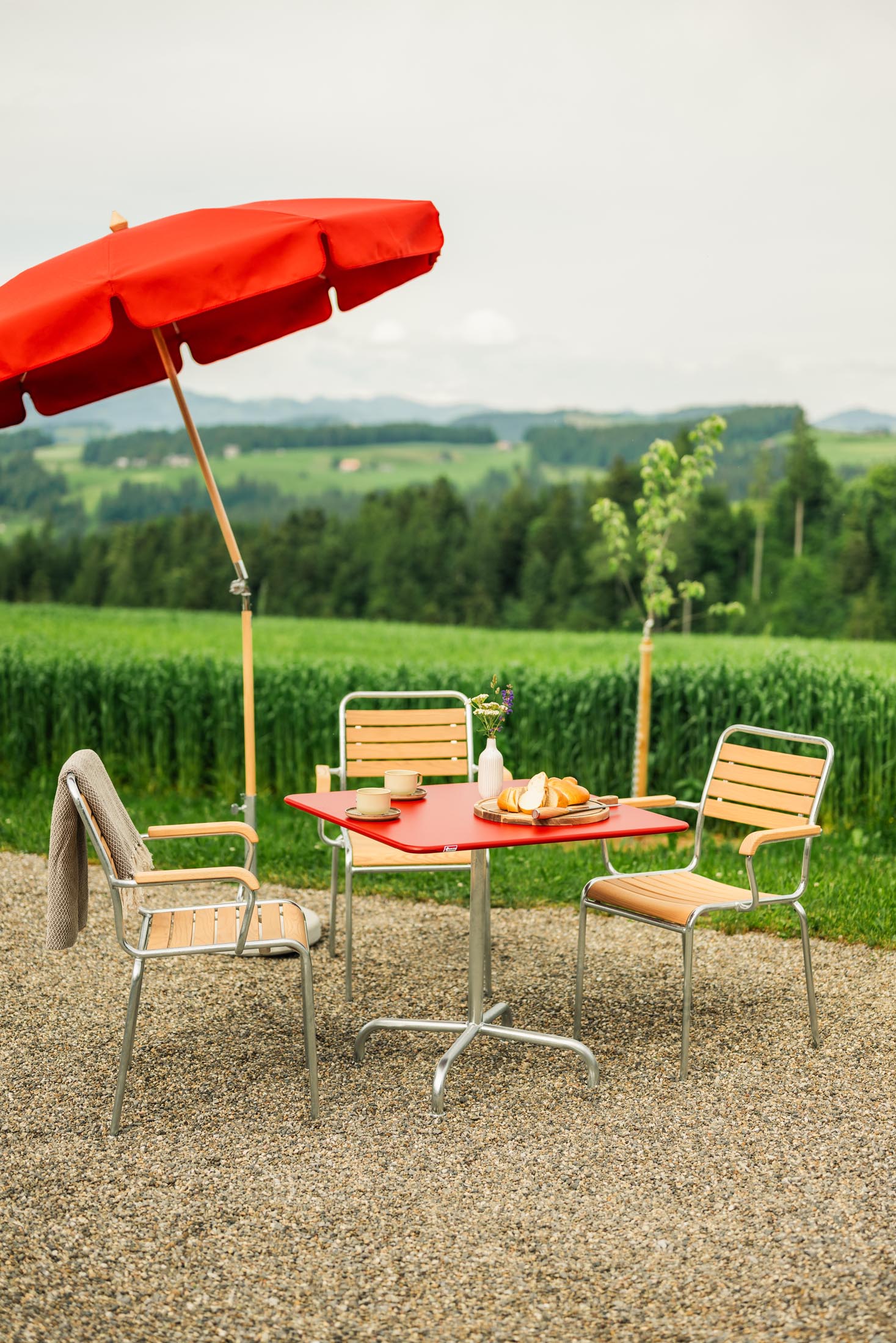 Robuster, klappbarer Rigi Metall-Gartentisch 70x70 cm aus wetterfestem Stahl, langlebig, stilvoll, leicht zu pflegen – perfekt für Garten, Balkon und Terrasse.