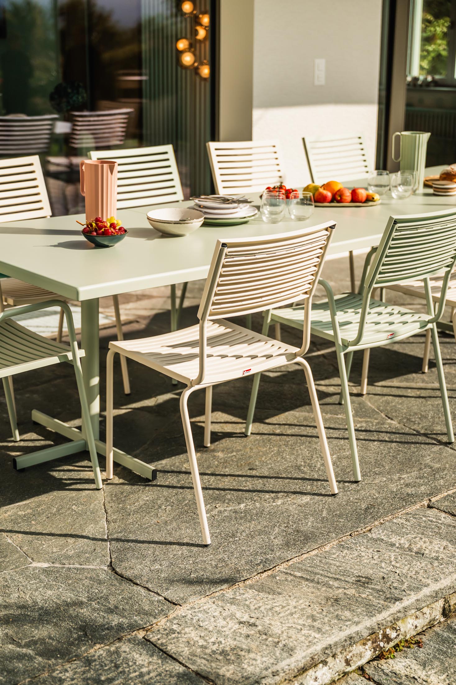 Eleganter Schweizer Bodensee Lamello-Gartenstuhl mit Armlehne, wetterfest, UV-beständig, langlebig und pflegeleicht – perfekt für Garten, Balkon oder Terrasse.