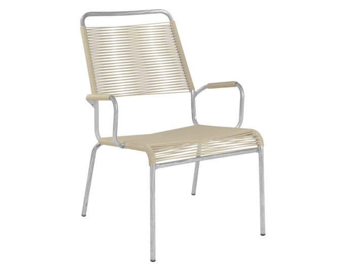 Eleganter Rigi Spaghetti-Salonsessel mit stilvollen Armlehnen, ideal für gemütliche Momente im Freien oder auf der Terrasse.