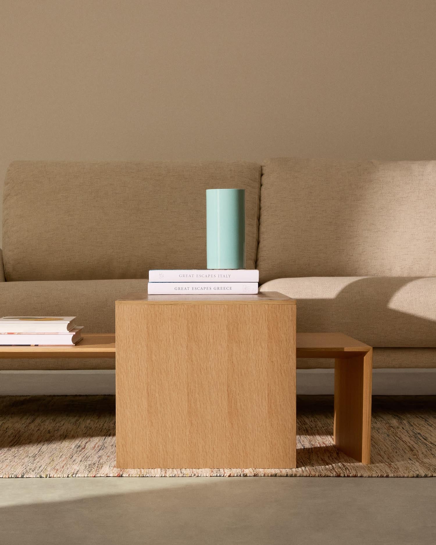 Moderner Couchtisch Litto aus Eichenfurnier mit natürlichem Finish, 140x70 cm, von Kave Home. Ideal für stilvolles Wohndesign.