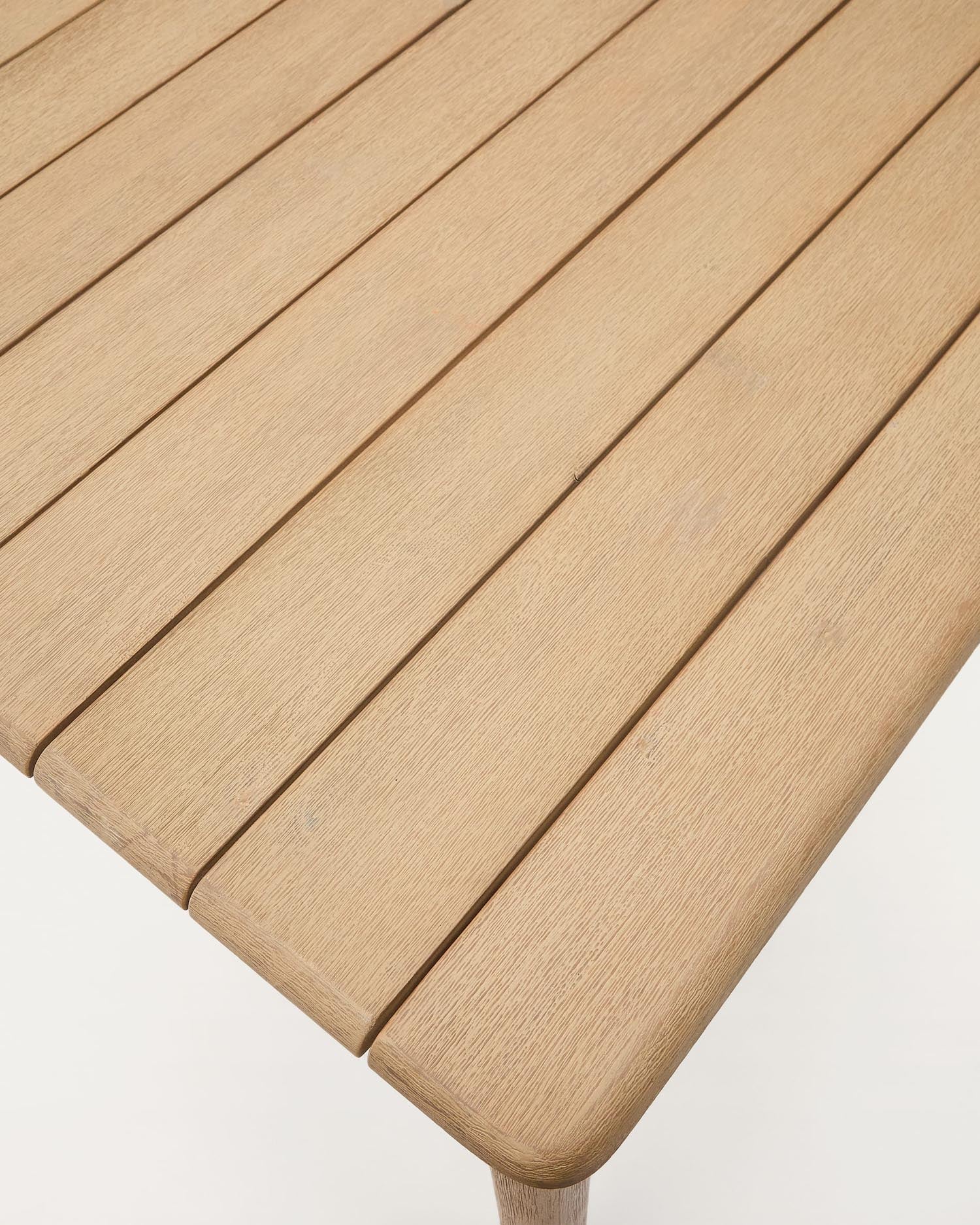 Der Tisch Sori aus massivem Akazienholz (200 x 100 cm) bietet stilvolle Eleganz und ist perfekt für gesellige Stunden im Freien.