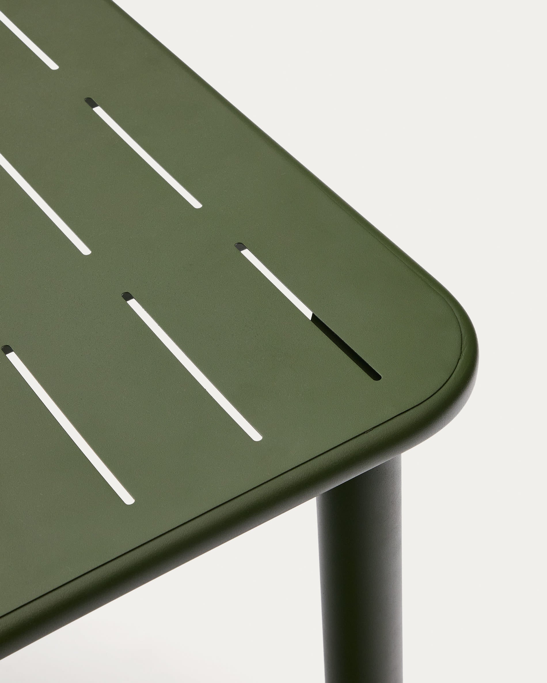 Der Outdoor-Tisch Brai aus grün verzinktem Stahl bietet großzügigen Platz für gesellige Momente und besticht durch seine pflegeleichte, moderne Optik.