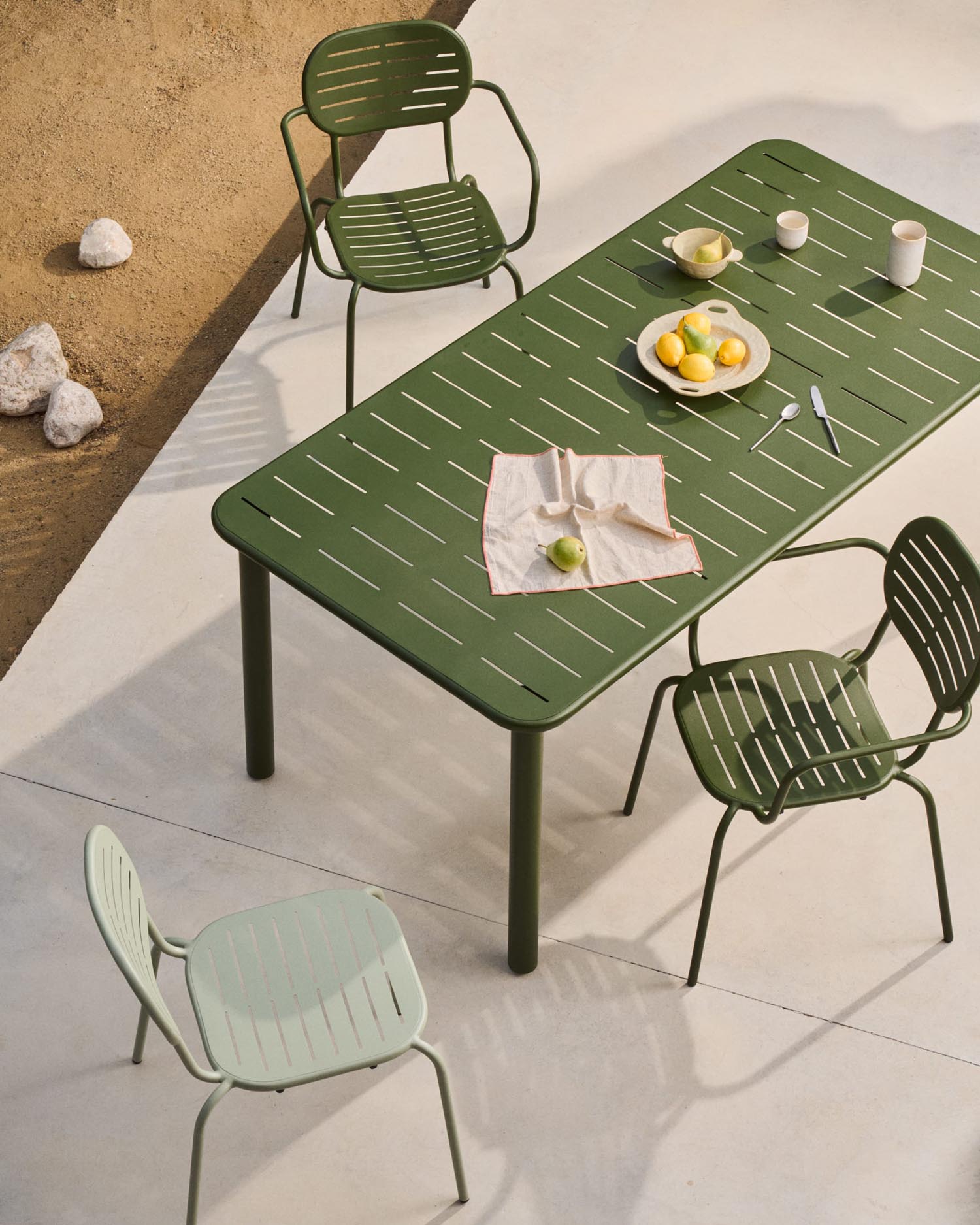 Outdoor-Tisch Brai aus grün verzinktem Stahl, 180 x 90 cm, robust und stilvoll, ideal für Garten oder Terrasse.