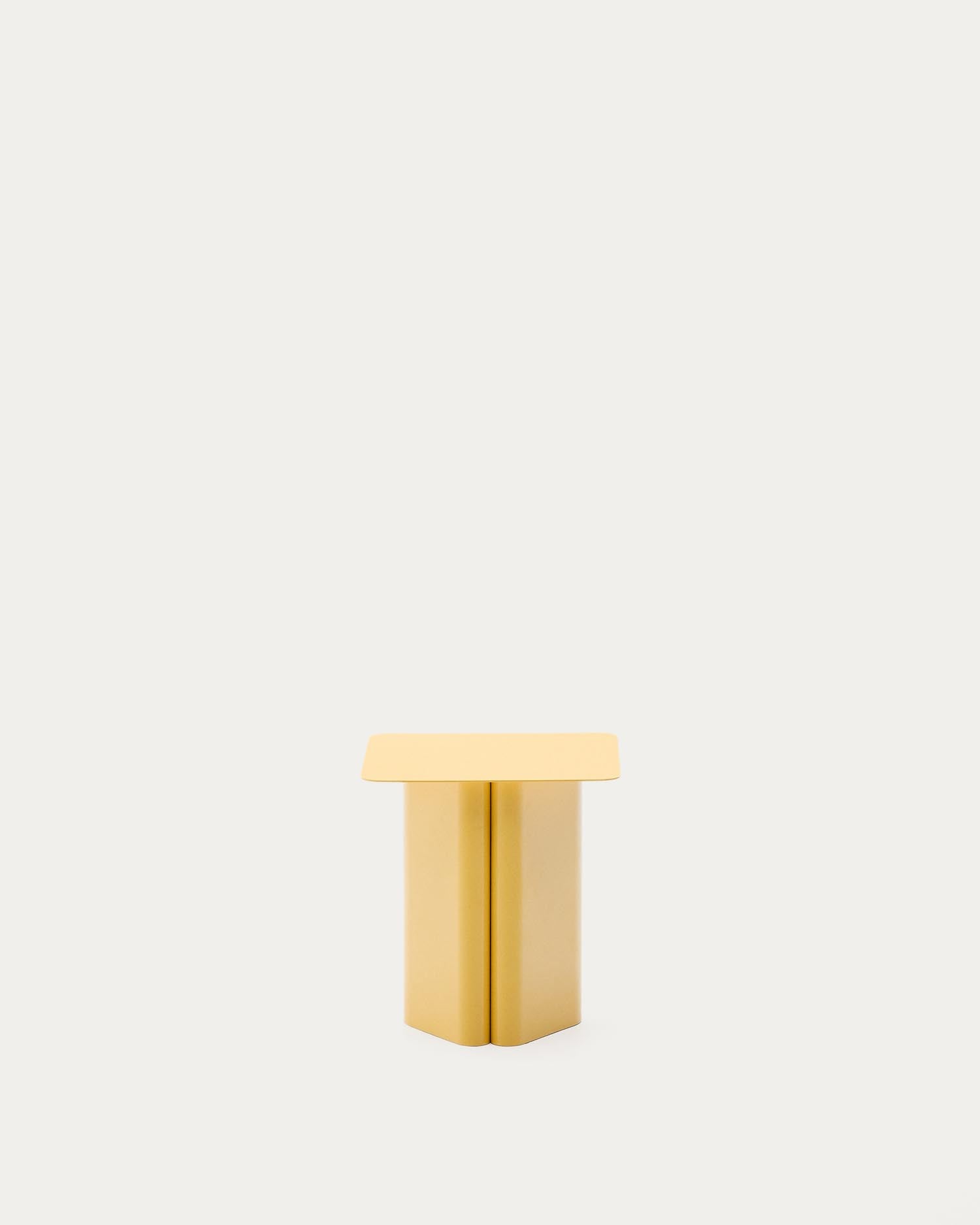 Verleihen Sie Ihrem Raum mit dem Beistelltisch Arvin von Kave Home in leuchtendem Gelb einen modernen Akzent. Der 42 x 42 cm große Tisch aus robustem Eisen kombiniert stilvolle Eleganz mit praktischer Vielseitigkeit.