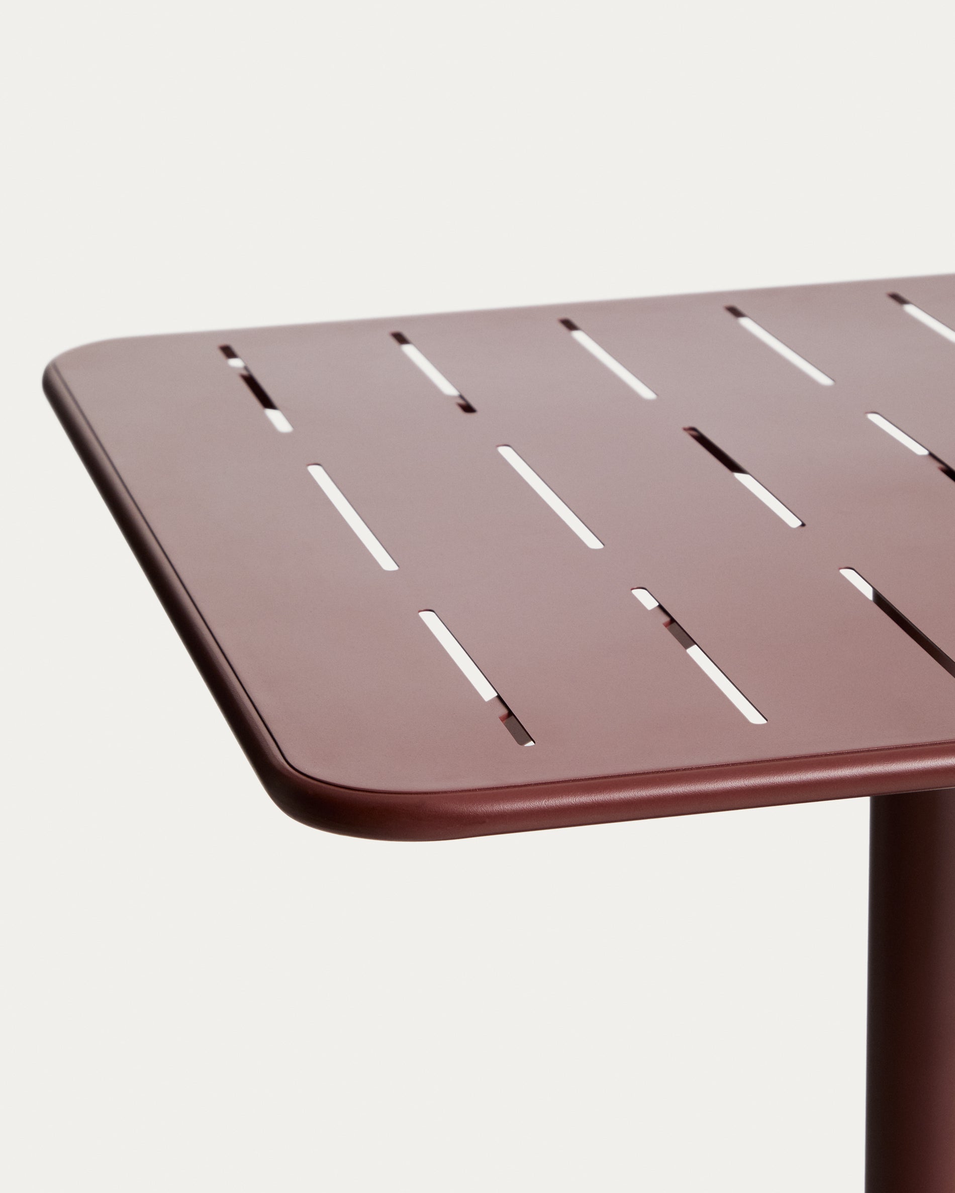 Stylischer Gartentisch Brai in kräftigem Granatrot, aus langlebigem verzinktem Stahl, perfekt für Outdoor-Bereiche, Maße 70 x 70 cm.