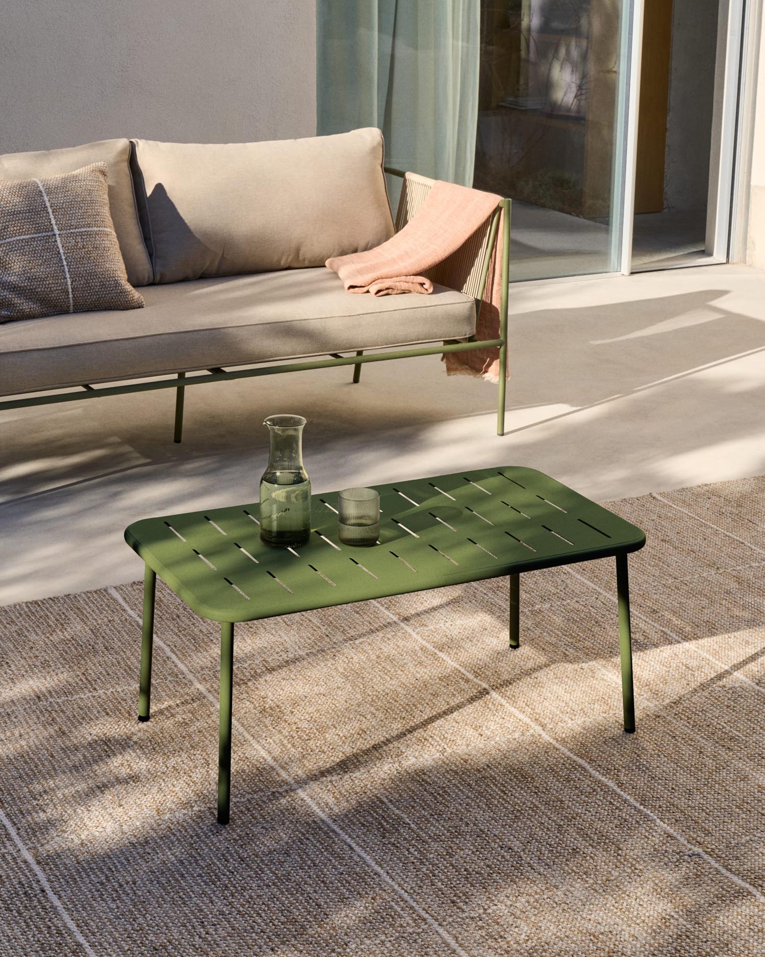 Eleganter Couchtisch aus grünem Stahl, ideal für drinnen und draussen, robust, pflegeleicht, 90x50 cm, stilvoll und vielseitig.