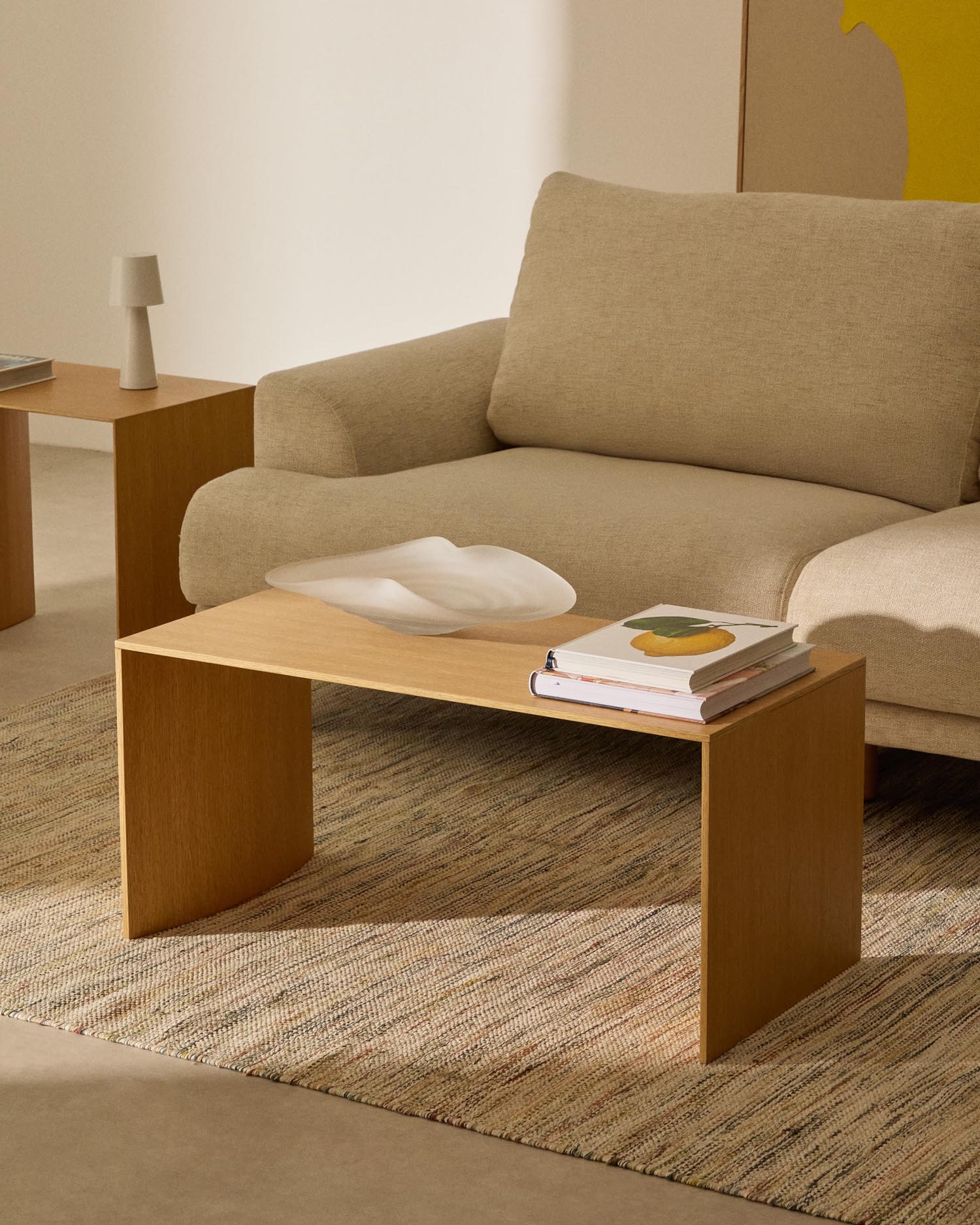Eleganter Couchtisch aus Eichenfurnier, 90x45 cm, mit natürlichem Finish. Perfekt für stilvolle Wohnräume.