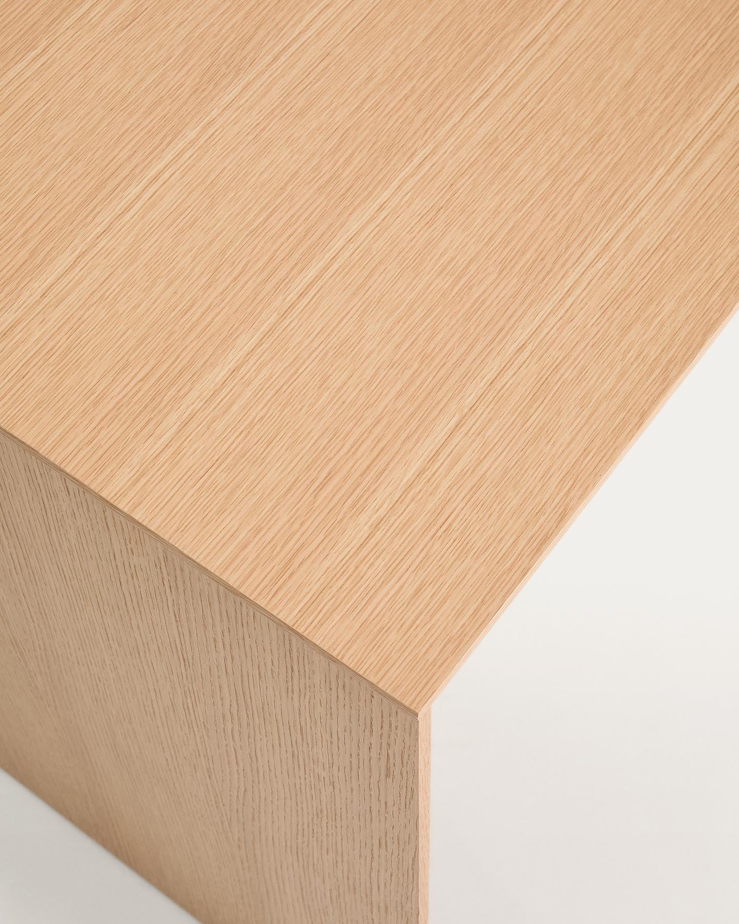 Moderner Arbeitstisch Litto aus hochwertigem Eichenfurnier, FSC Mix Credit, 140 x 60 cm, ideal für stilvolle Büros und kreative Projekte.