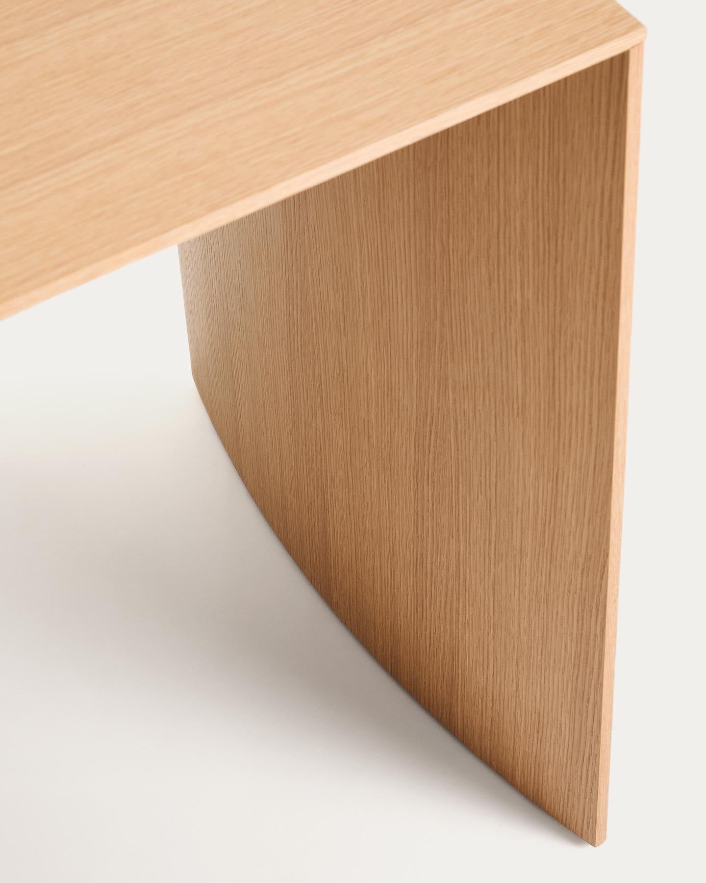 Eleganter Schreibtisch Litto aus FSC-zertifiziertem Eichenfurnier, 140 x 60 cm, perfekt für produktives Arbeiten und modernes Design.