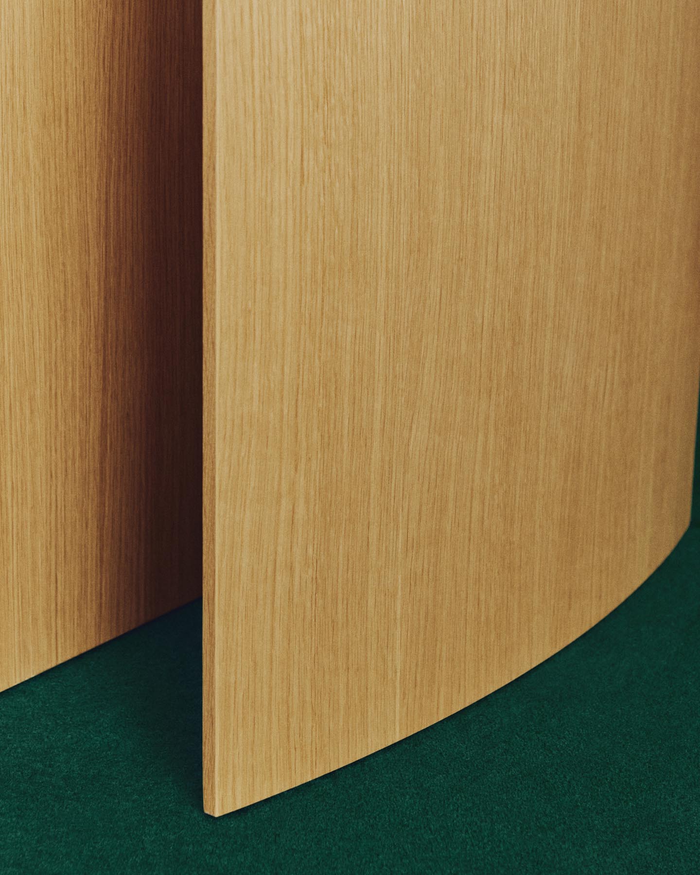 Eleganter Schreibtisch Litto aus FSC-zertifiziertem Eichenfurnier, 140 x 60 cm, in warmem Hellbraun, perfekt für kreative Arbeitsumgebungen.