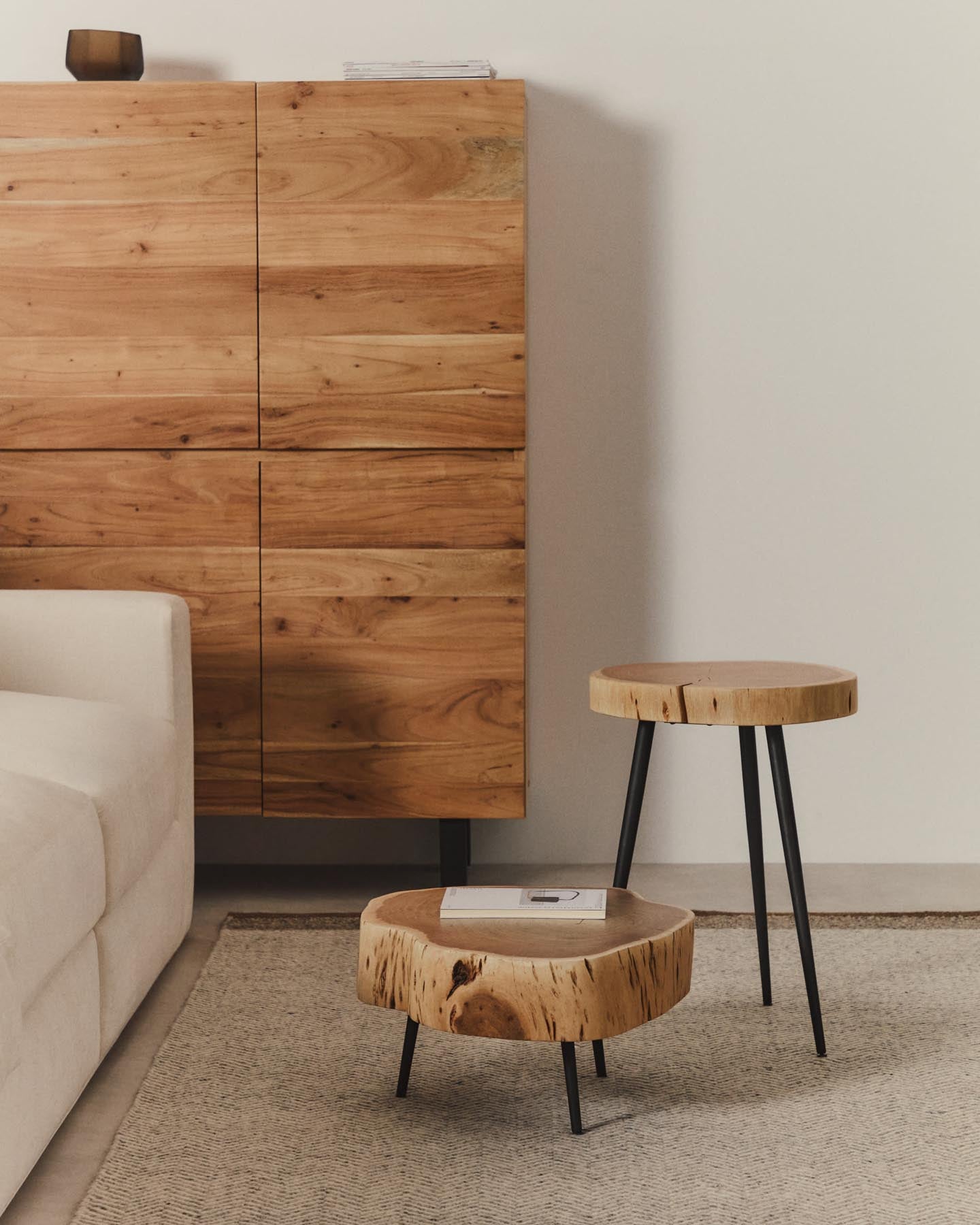 Erleben Sie den Couchtisch Tavine aus robustem Akazienholz mit gebleichtem Finish und modernen Stahlbeinen – ein einzigartiges Design für Ihr Zuhause.