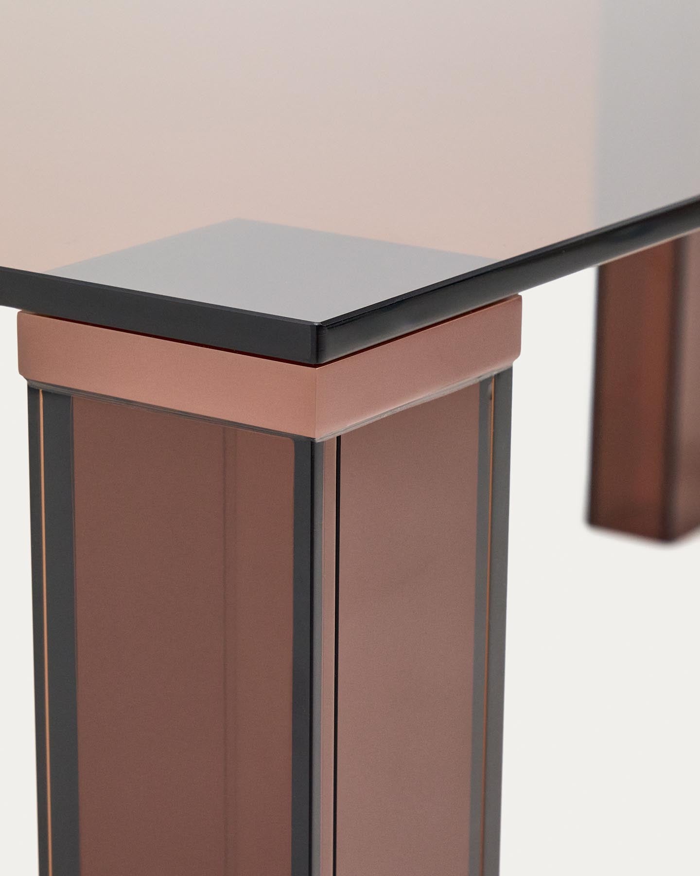 Eleganter Esstisch Adularia aus braunem Einscheiben-Sicherheitsglas, 200 x 100 cm, ideal für stilvolle Essbereiche und gesellige Runden.