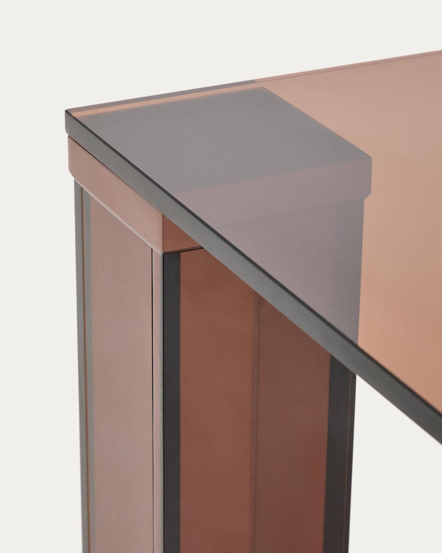 Moderner Tisch Adularia aus robustem braunem Einscheiben-Sicherheitsglas, 200 x 100 cm, perfekt für gemütliche Esszimmer und gesellige Zusammenkünfte.