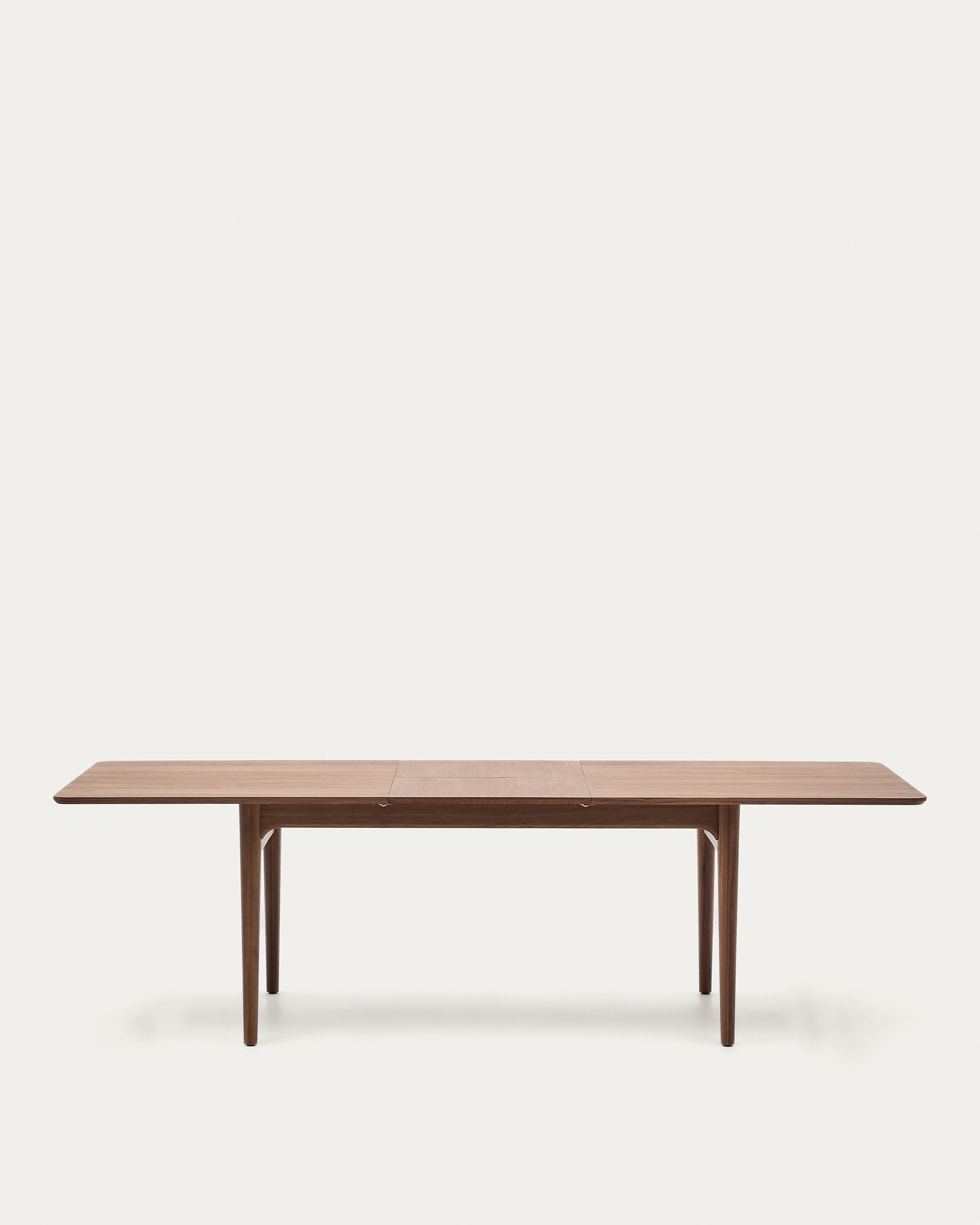 Moderner, ausziehbarer Tisch aus hochwertigem Nussbaumfurnier, perfekt für gesellige Runden, FSC-zertifiziert und stilvoll.