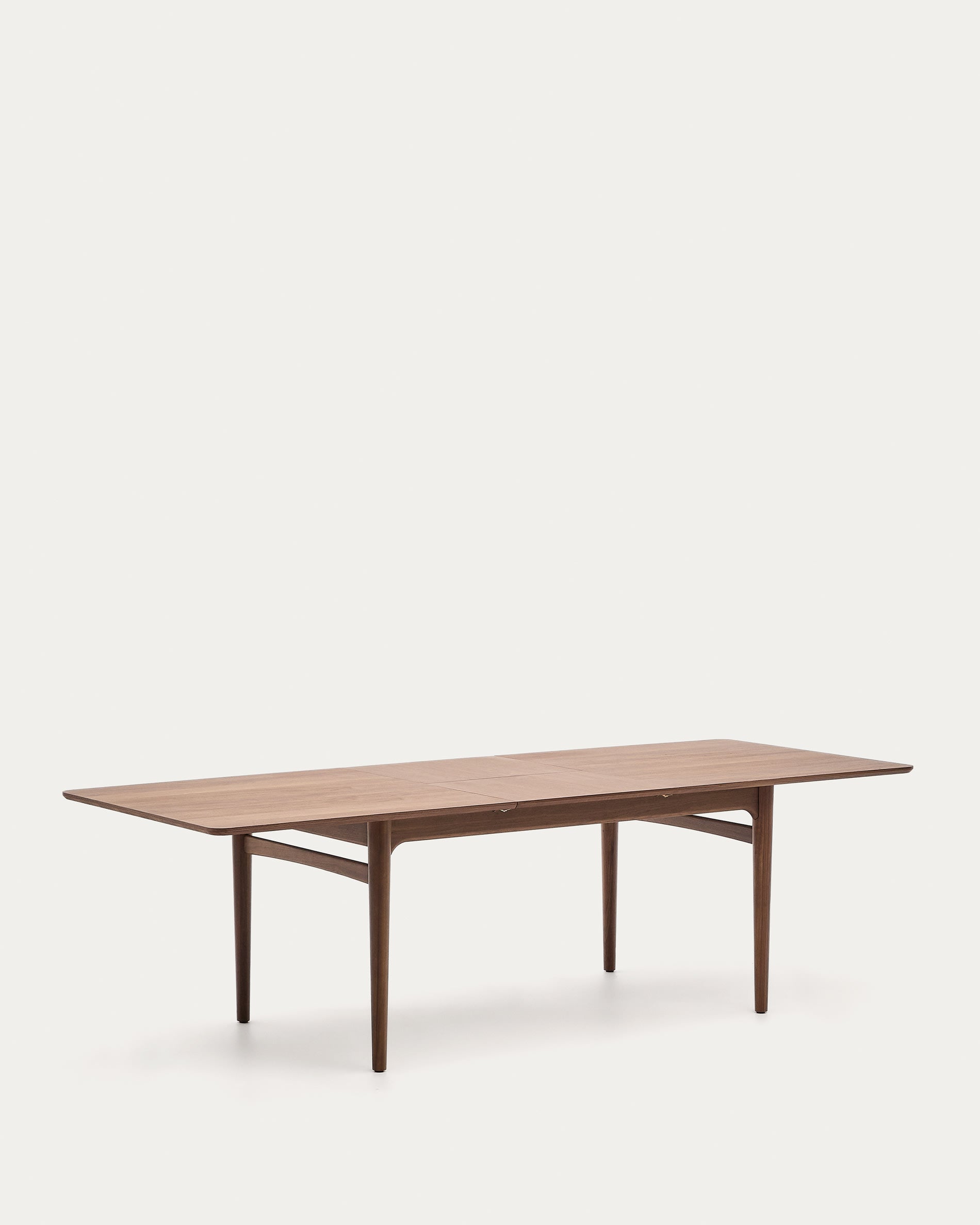 Eleganter, ausziehbarer Tisch aus hochwertigem Nussbaumfurnier, ideal für große Familienessen und stilvolle Dinnerpartys.