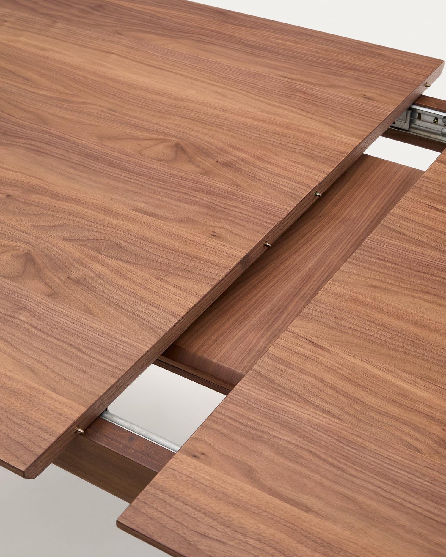 Ausziehbarer Tisch Elan von Kave Home: Hochwertiges Nussbaumholz, elegant und flexibel, ideal für gesellige Anlässe und umweltbewusst.