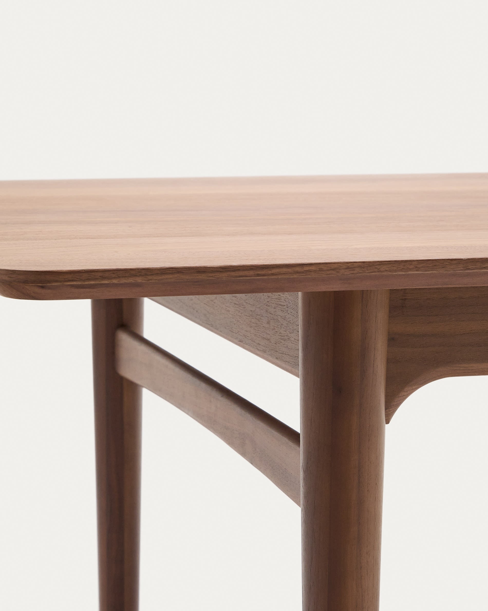 Entdecken Sie den ausziehbaren Tisch Elan von Kave Home: Edles Nussbaumholz, stilvolles Design, perfekt für jede Feier und nachhaltig produziert.