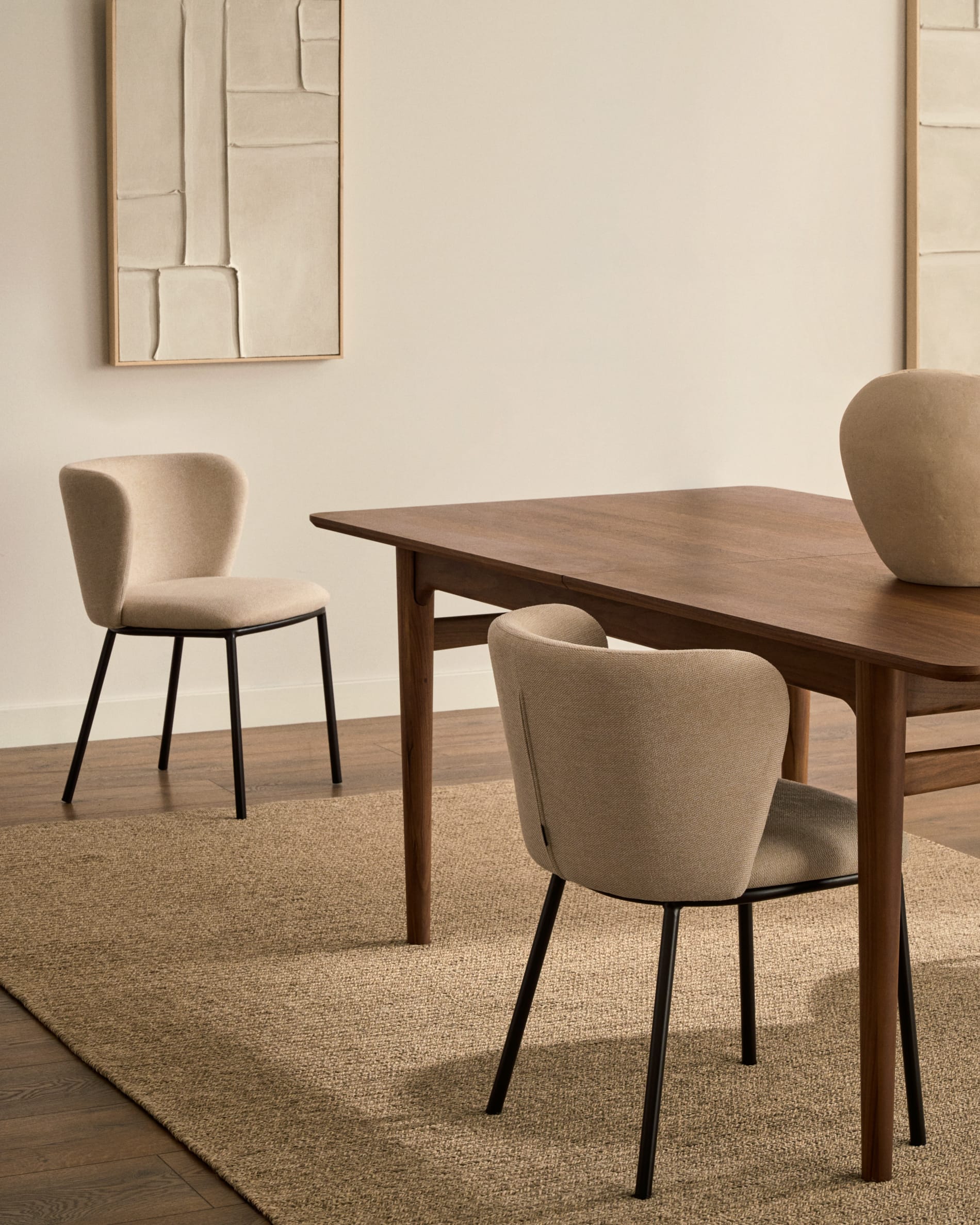 Entdecken Sie den eleganten, ausziehbaren Tisch Elan von Kave Home: Hochwertiges Nussbaumholz, flexibel von 200 auf 260 cm, ideal für jede Feier.
