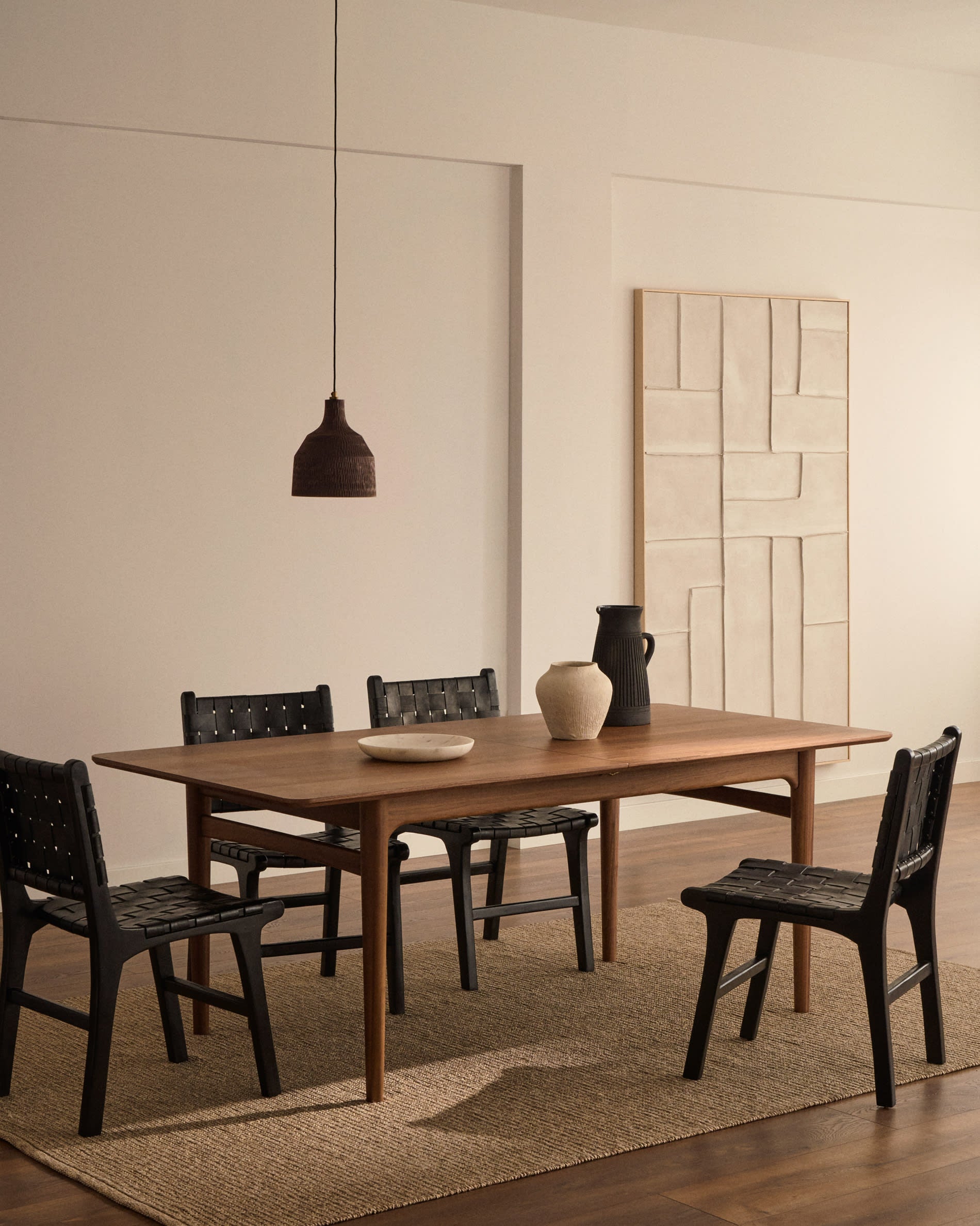 Erleben Sie den ausziehbaren Tisch Elan von Kave Home: Massives Nussbaumholz, stilvolle Eleganz und umweltfreundliche FSC-Zertifizierung für Ihr Zuhause.