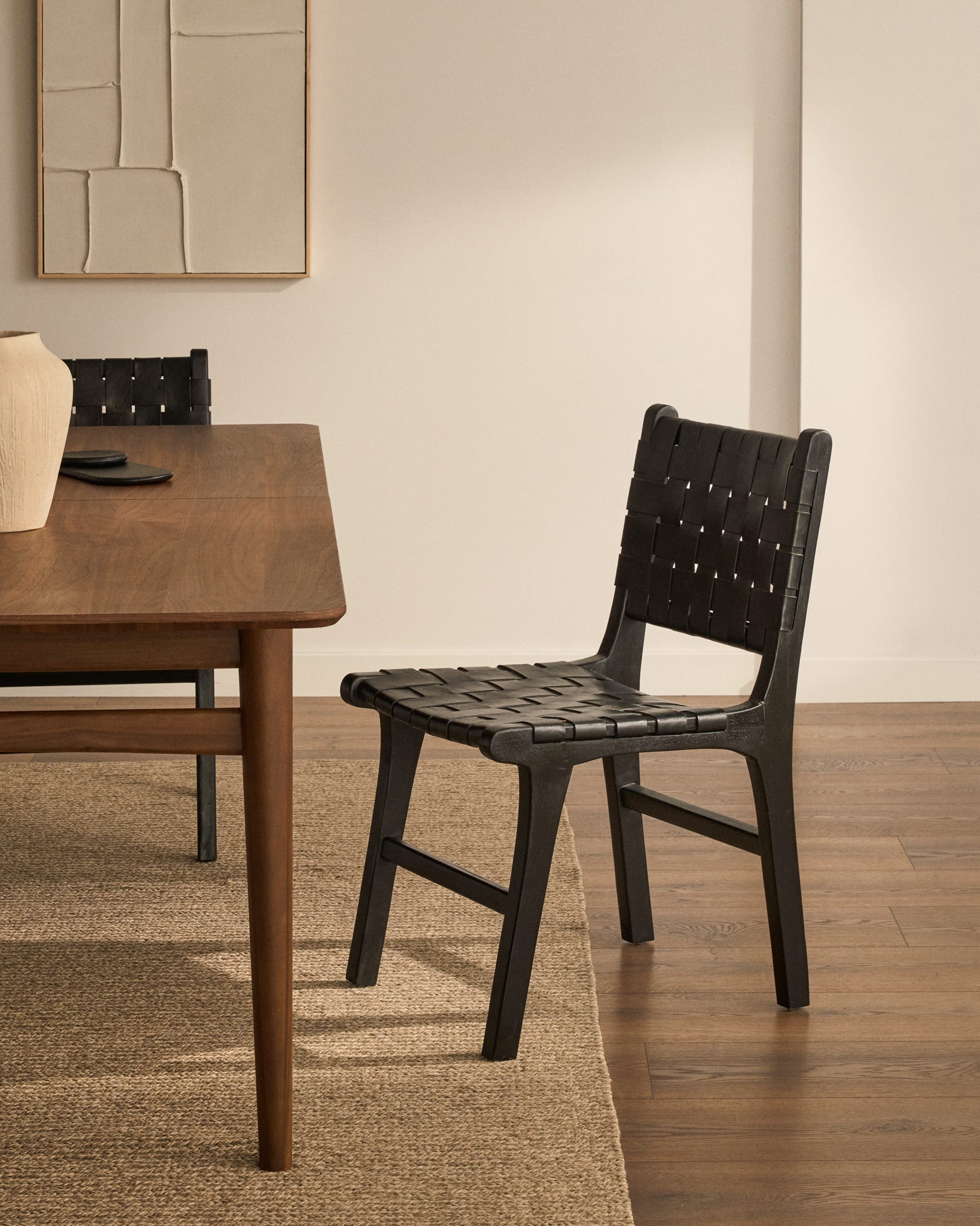 Eleganter ausziehbarer Tisch aus Nussbaumholz, 200-260 cm, FSC-zertifiziert, ideal für stilvolle Essbereiche.
