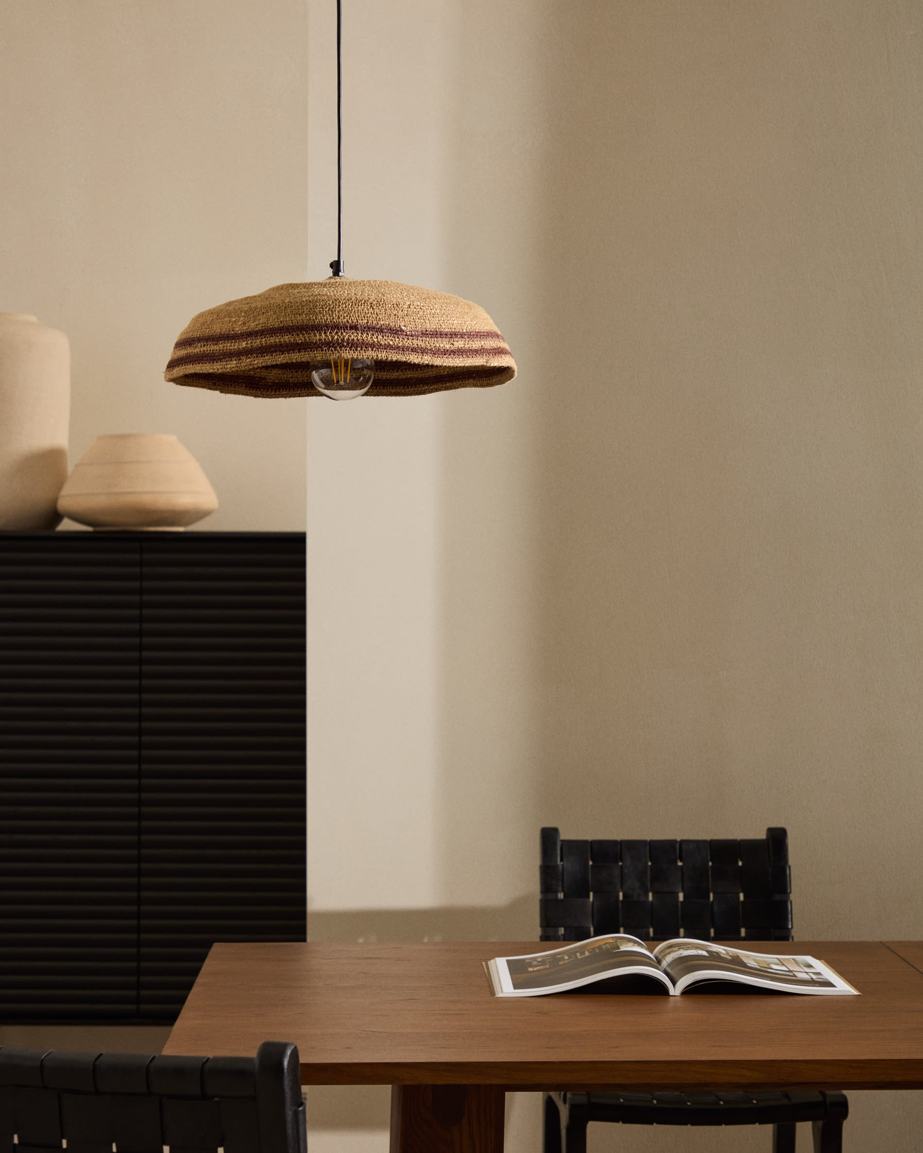 Moderner Esstisch Elan aus hochwertigem Nussbaumfurnier, ausziehbar von 200 auf 260 cm, perfekt für gesellige Runden und elegante Esszimmer.