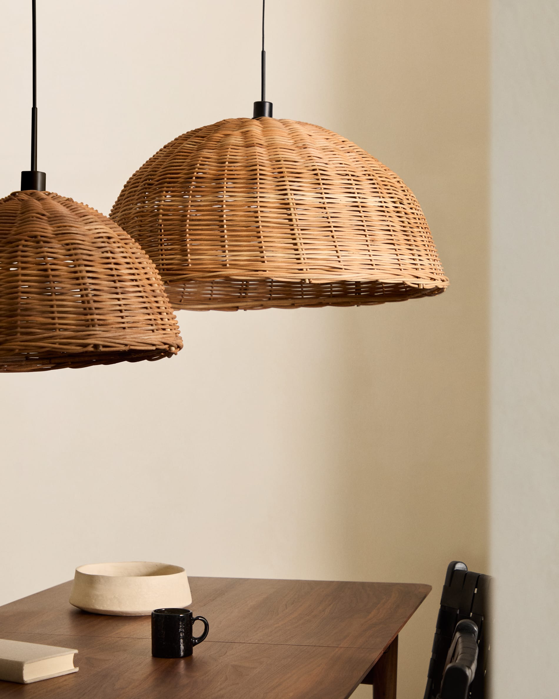 Moderner ausziehbarer Tisch aus Nussbaumholz, 200-260 cm, FSC-zertifiziert, perfekt für stilvolle Wohn- und Esszimmer.