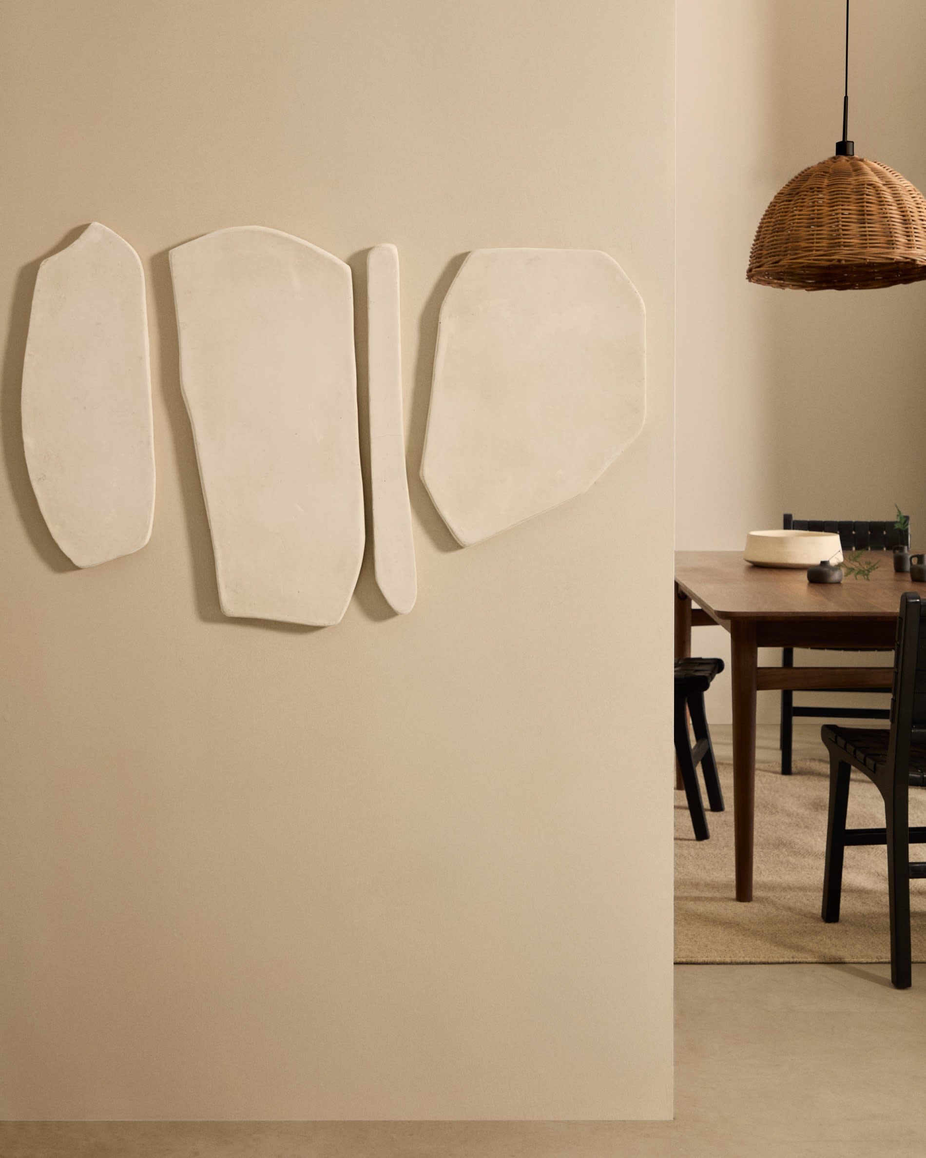 Moderner Esstisch aus hochwertigem Nussbaumfurnier, ausziehbar von 200 auf 260 cm, perfekt für gesellige Runden und stilvolle Esszimmer.