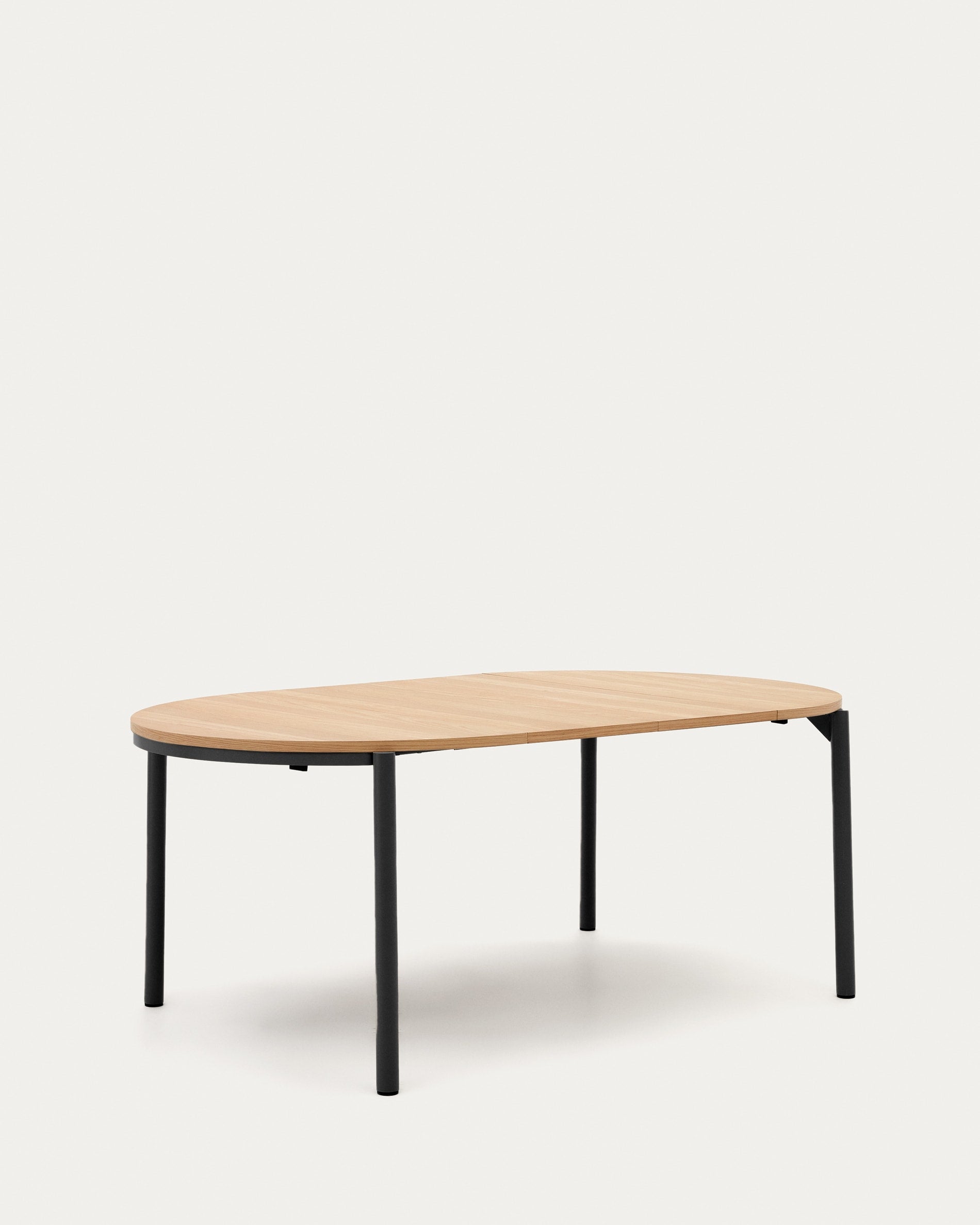 Eleganter runder Esstisch aus Eichenfurnier mit robusten Stahlbeinen in Schwarz, ausziehbar von Ø 120 cm auf 200 cm, perfekt für gesellige Runden.