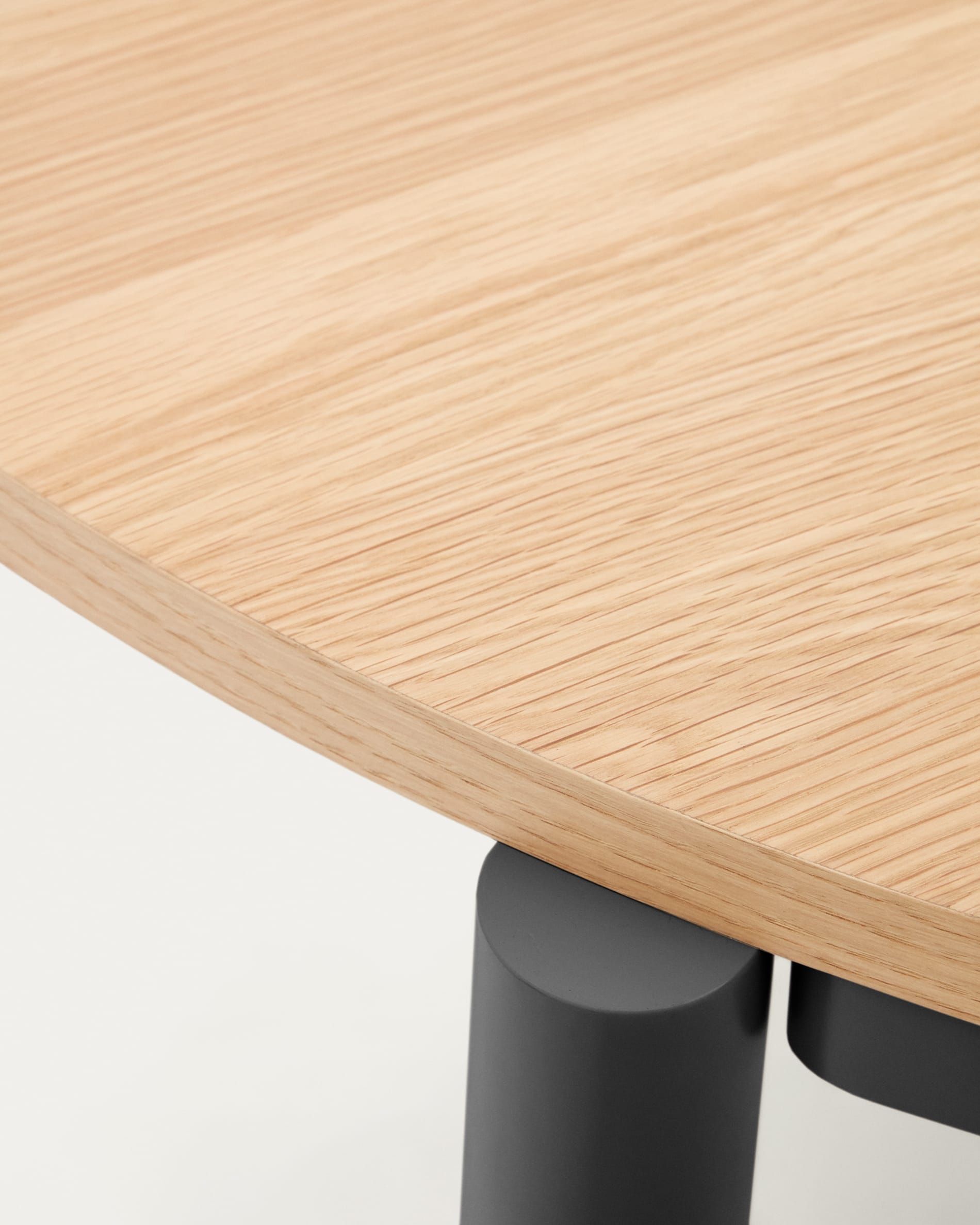 Eleganter runder Ausziehtisch aus Eichenfurnier mit stabilen Stahlbeinen, Ø 120 cm (erweiterbar auf 200 cm) – perfekt für jedes Esszimmer.
