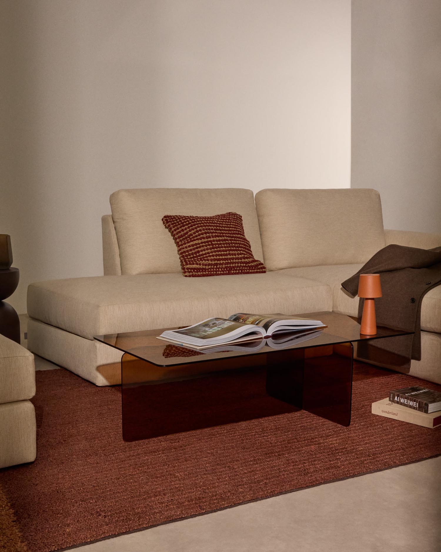 Der Couchtisch Zaren aus braunem gehärtetem Glas vereint Eleganz und Robustheit, ideal für stilvolle Wohnräume.