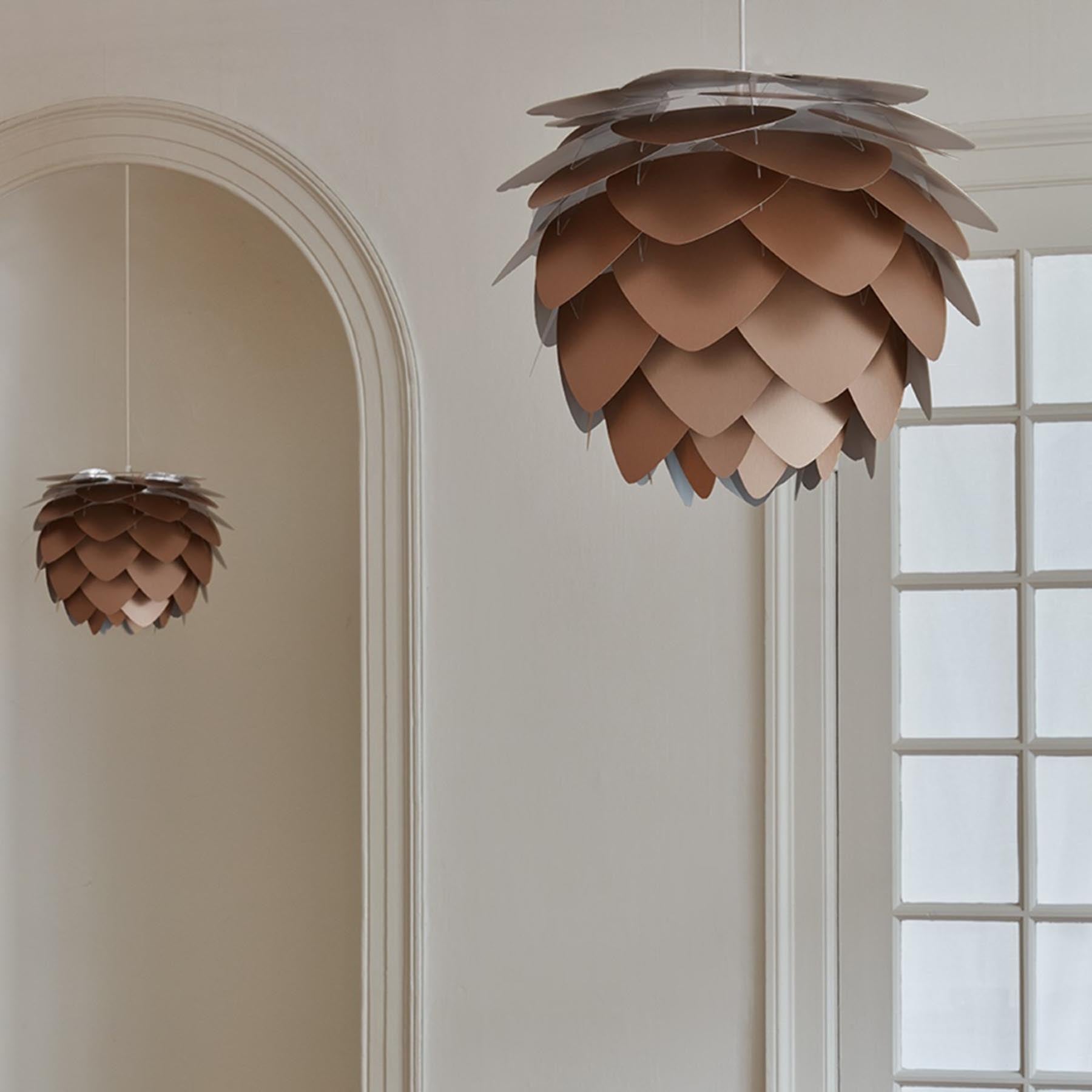 Moderner Aluvia Medium Lampenschirm in gebürstetem Bronze, perfekt für eine stilvolle Raumgestaltung und gemütliche Lichtakzente.