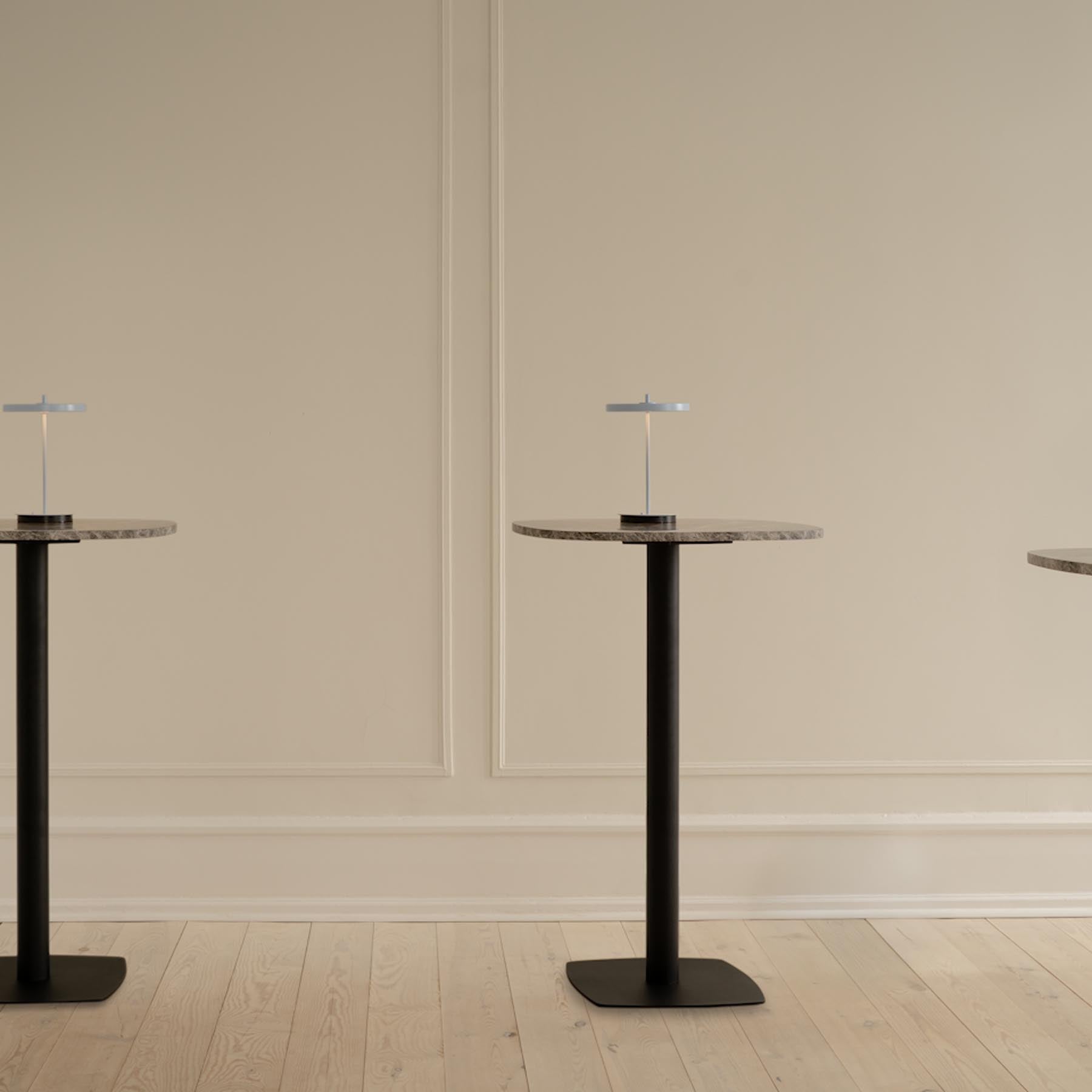 Eleganter Gather Bartisch von Umage, perfekt für stilvolle Zusammenkünfte, vereint modernes Design mit Funktionalität und Komfort.
