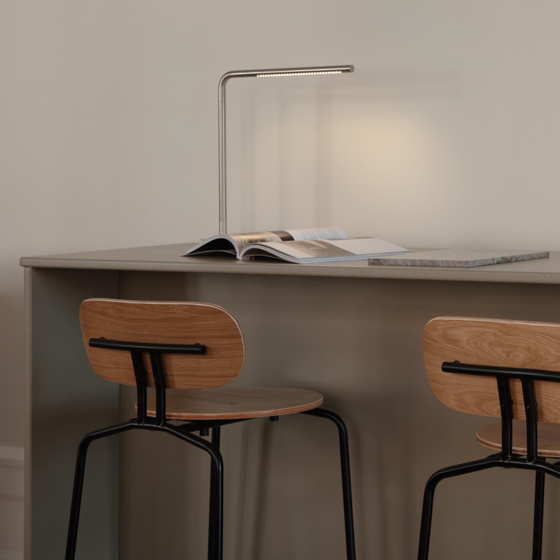 Eleganter Curious Barstuhl in Sugar Brown von Umage, ideal für stilvolle Wohnräume. Vereint Komfort und modernes Design für jeden Anlass.