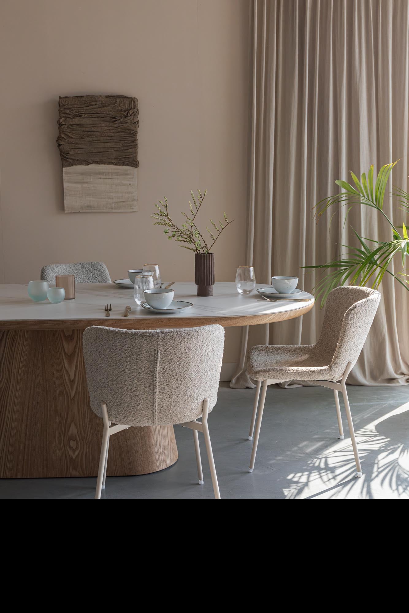 Eleganter ovaler Esstisch Almira von White Label Living, gefertigt aus robustem MDF, ideal für gemütliche Essensrunden und modernes Wohndesign.