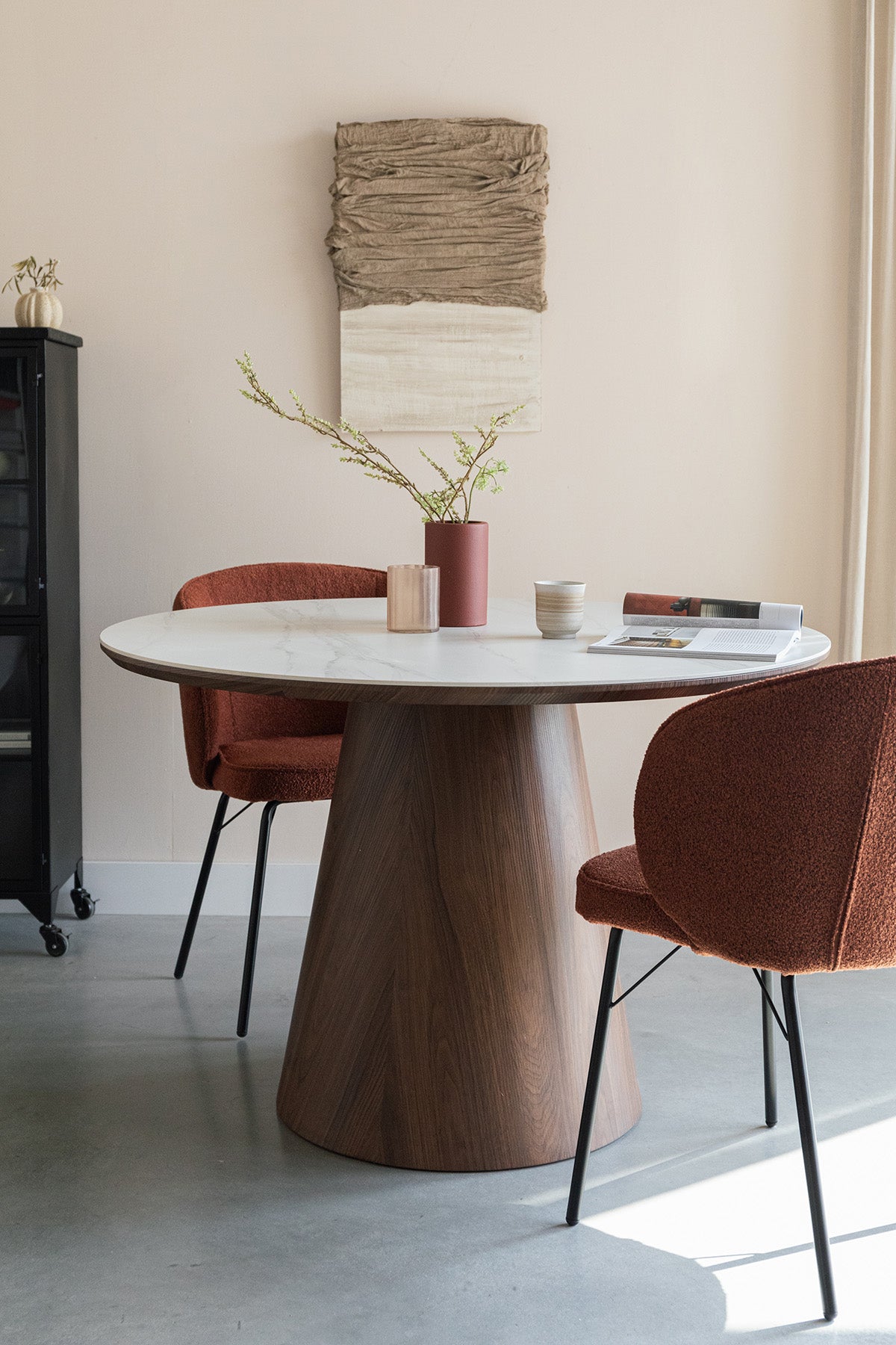 Runder Almira Esstisch von White Label Living, ideal für stilvolle Essbereiche, kombiniert zeitgemäßes Design mit praktischer Nutzung.