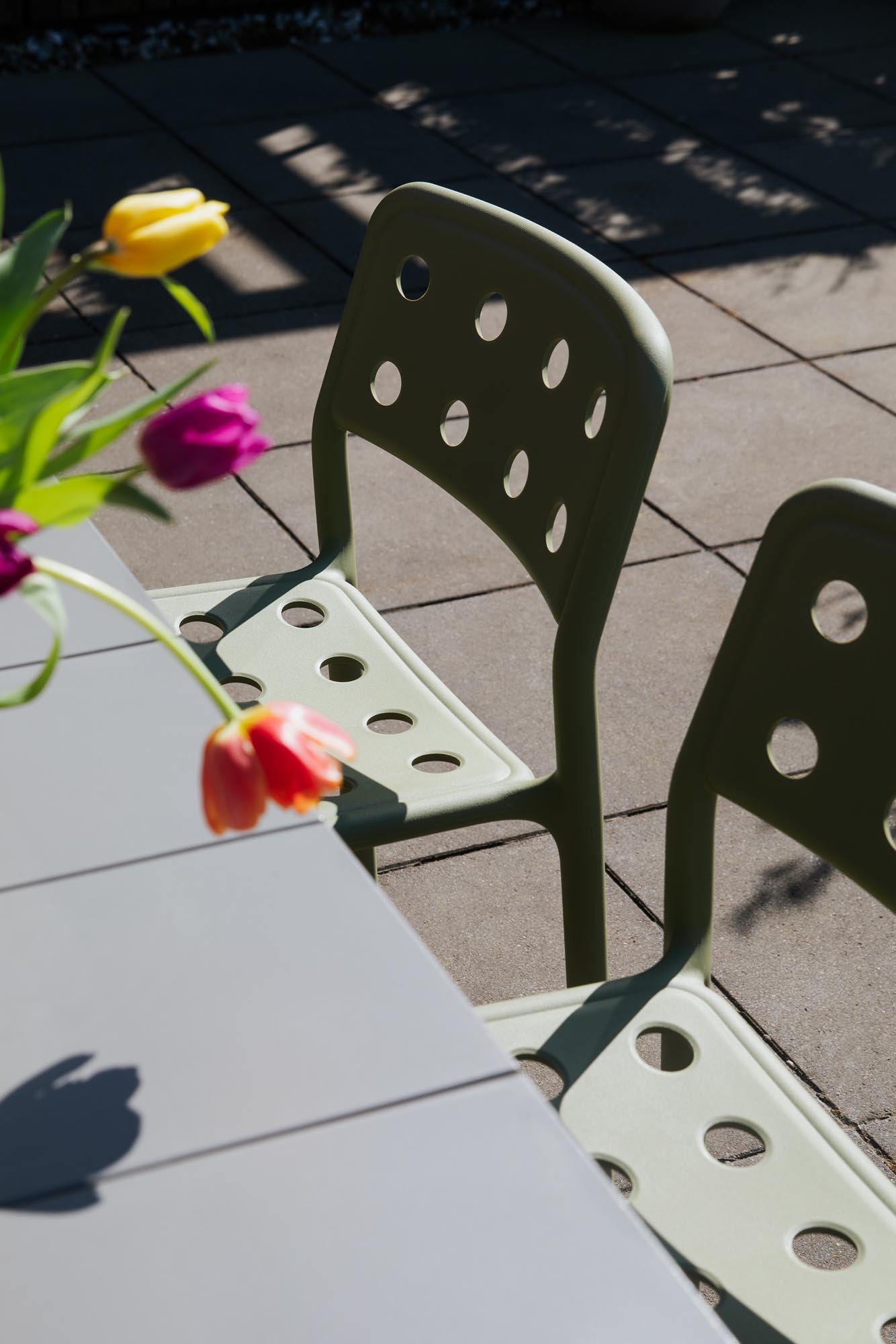 Moderner Gartenstuhl Serra Green von White Label Living, ideal für entspannte Stunden im Freien oder als stilvolles Möbelstück im Innenbereich.