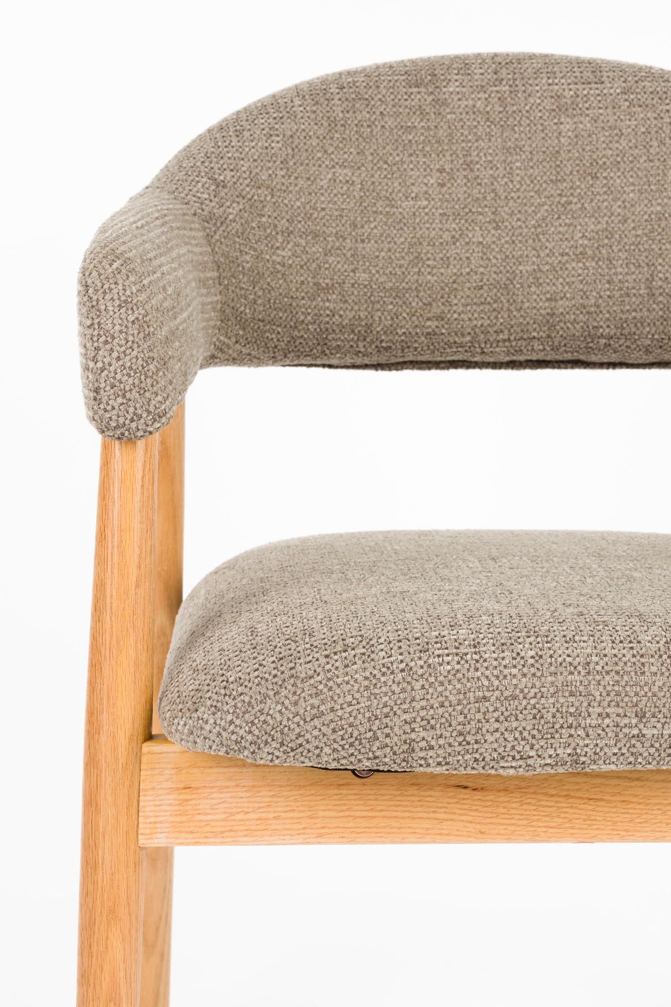 Eleganter Armlehnstuhl Indy in dunklem Braun, ideal für stilvolle Wohnräume. Hochwertiges Design von White Label Living.
