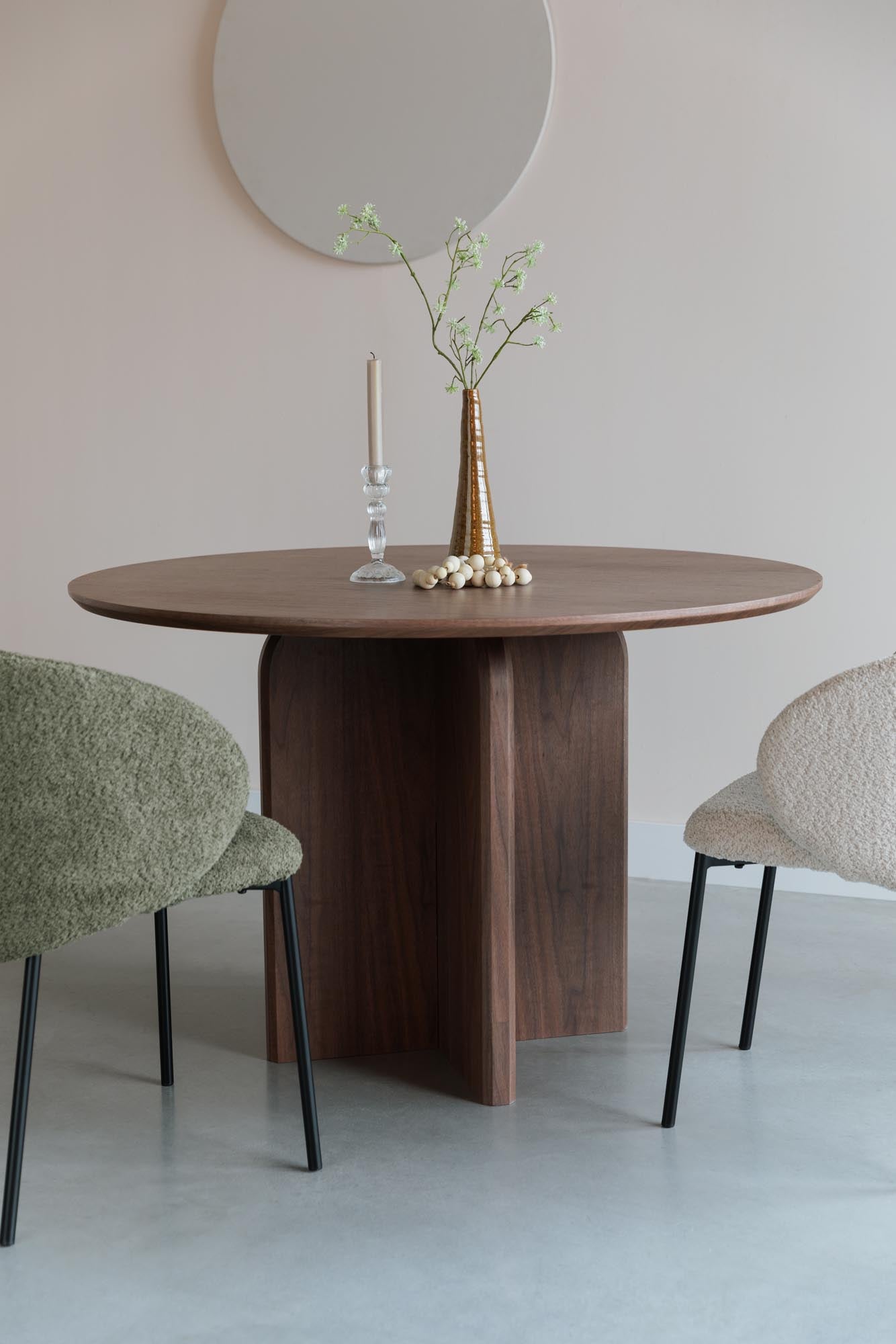 Moderner Esstisch Laurent Walnut von White Label Living, aus Walnussholz, perfekt für stilvolle Essbereiche und gesellige Zusammenkünfte.