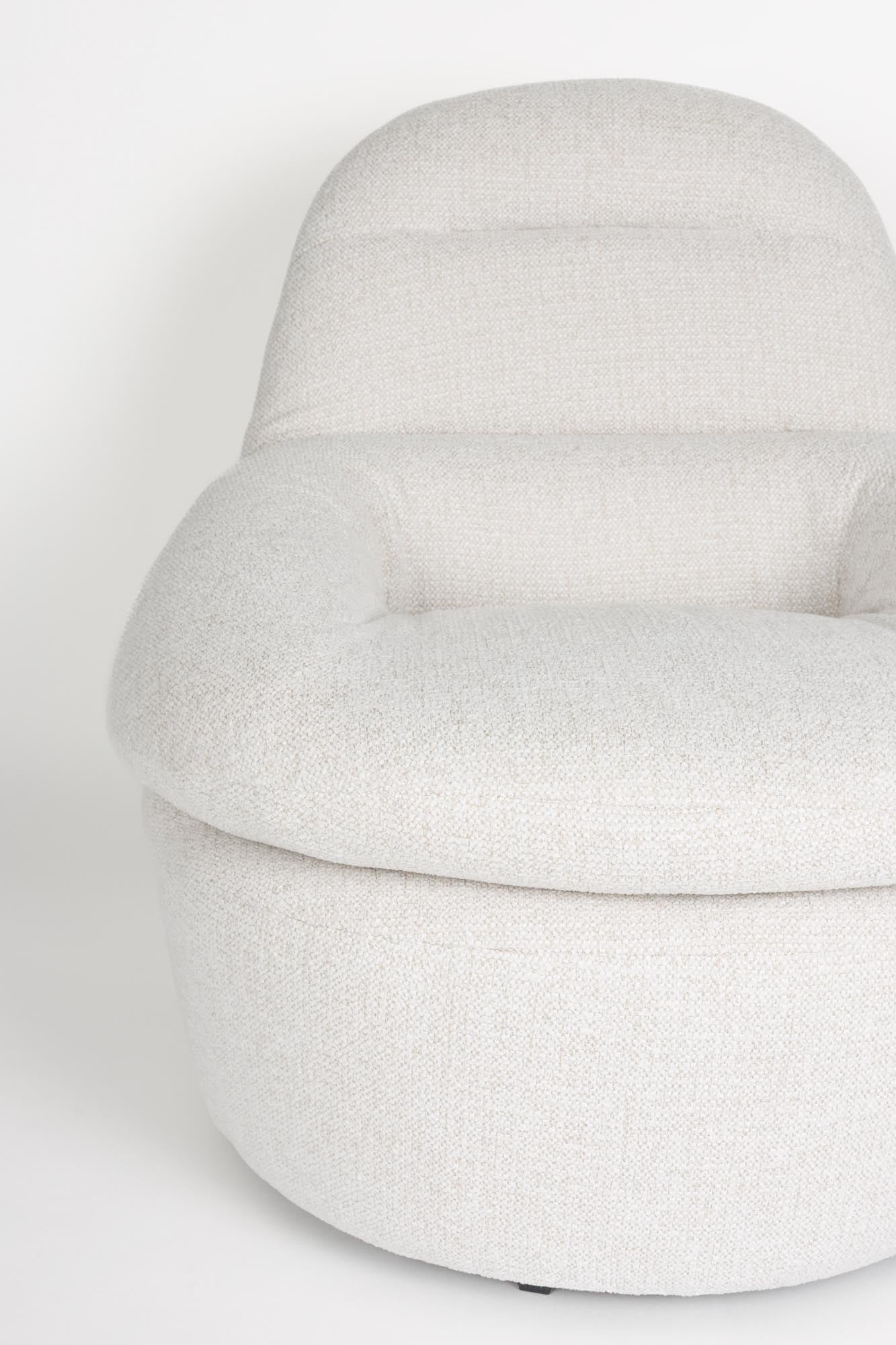 Entdecken Sie den Sessel Velvoro von White Label Living – ein eleganter Rückzugsort, der modernes Design und höchsten Komfort vereint.