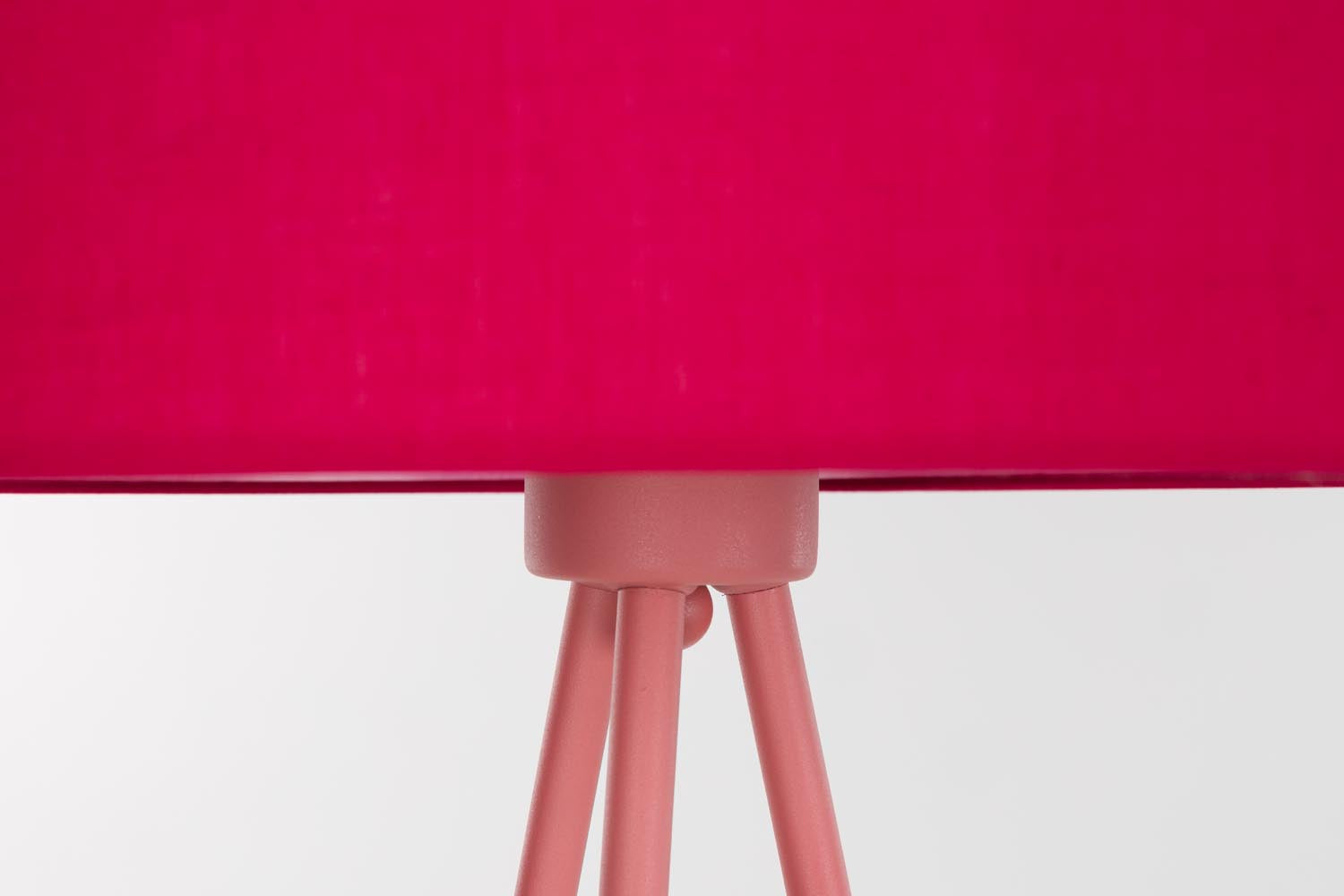 Setzen Sie mit der Stehleuchte Susie Red von White Label Living stilvolle Akzente in Ihrem Zuhause – ideal für gemütliche Lesestunden und modernes Ambiente.