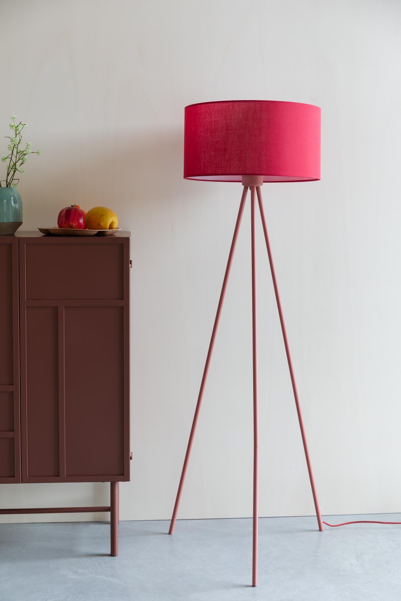 Verleihen Sie Ihrem Raum mit der Stehleuchte Susie Red von White Label Living einen Hauch von Eleganz und Wärme – ideal für jeden Wohnstil.