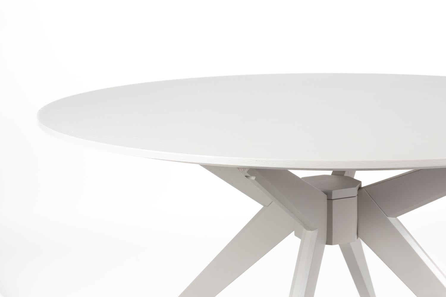 Entdecken Sie den stilvollen Zeme Round Esstisch von White Label Living – modern, langlebig und perfekt für gesellige Runden in jedem Raum.