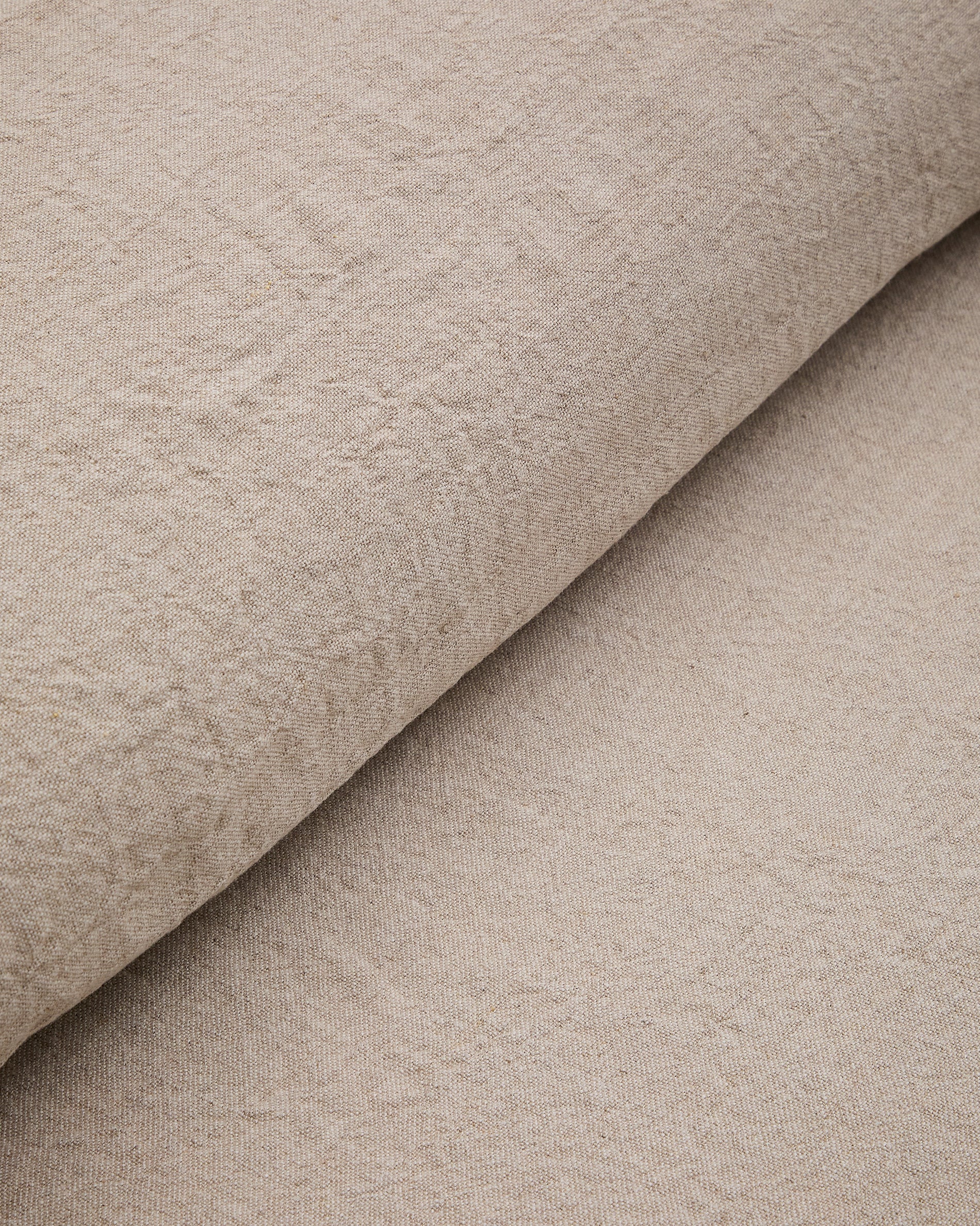 Stilvolle Tagesdecke Tandi aus 100 % Leinen in zartem Beige, ideal für 150/160-cm-Betten und verleiht jedem Schlafzimmer eine warme Note.
