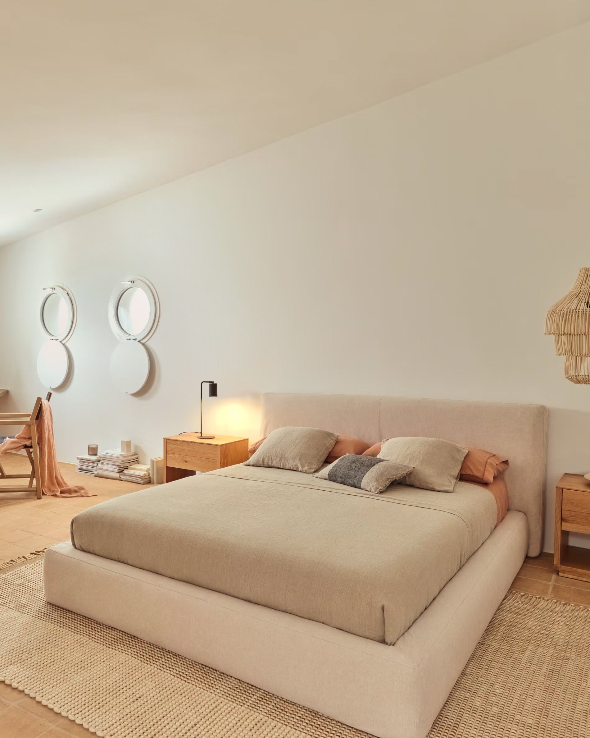 Elegante Tagesdecke Tandi aus reinem Leinen in sanftem Beige, perfekt für 150/160-cm-Betten, von Kave Home für ein gemütliches Ambiente.