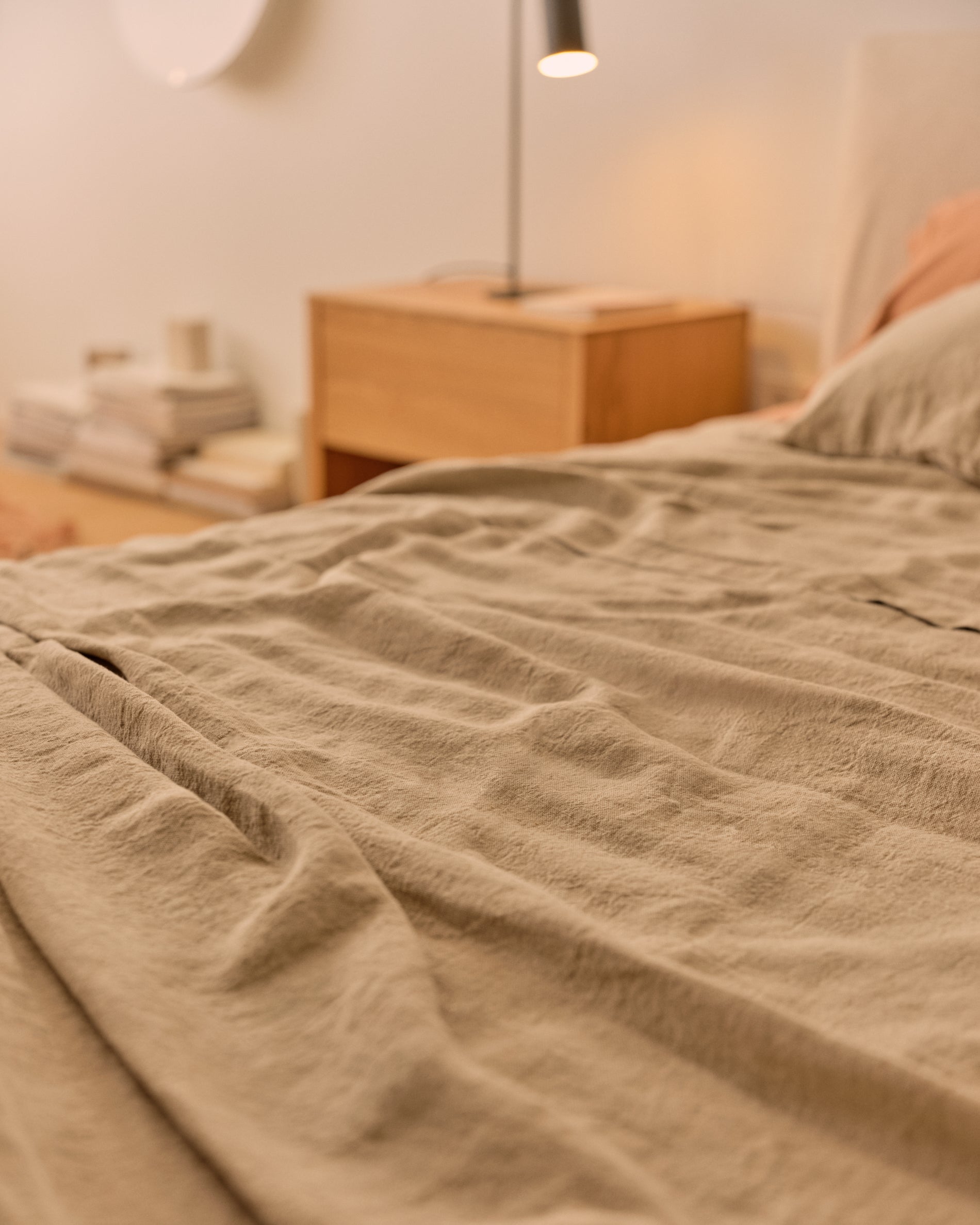 Beige Tagesdecke Tandi aus 100 % Leinen, ideal für 150/160-cm-Betten, verleiht jedem Schlafzimmer eine stilvolle und einladende Note.