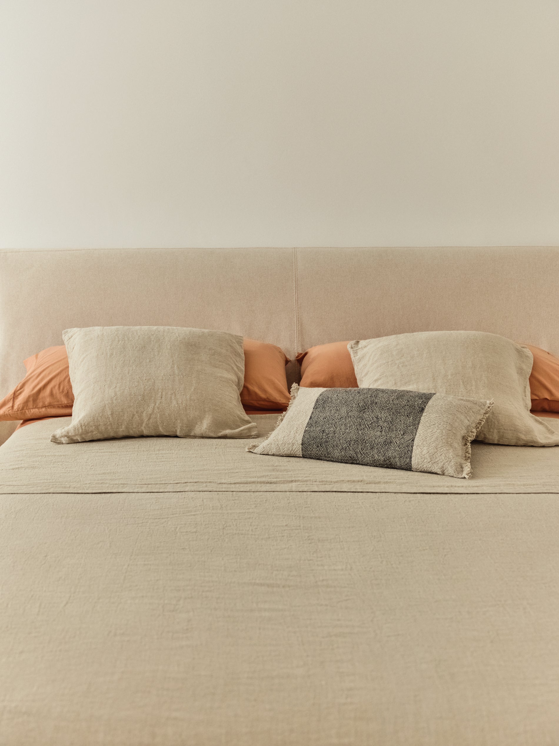 Elegante Tagesdecke Tandi aus reinem Leinen in sanftem Beige, perfekt für 150/160-cm-Betten und sorgt für ein gemütliches Ambiente.